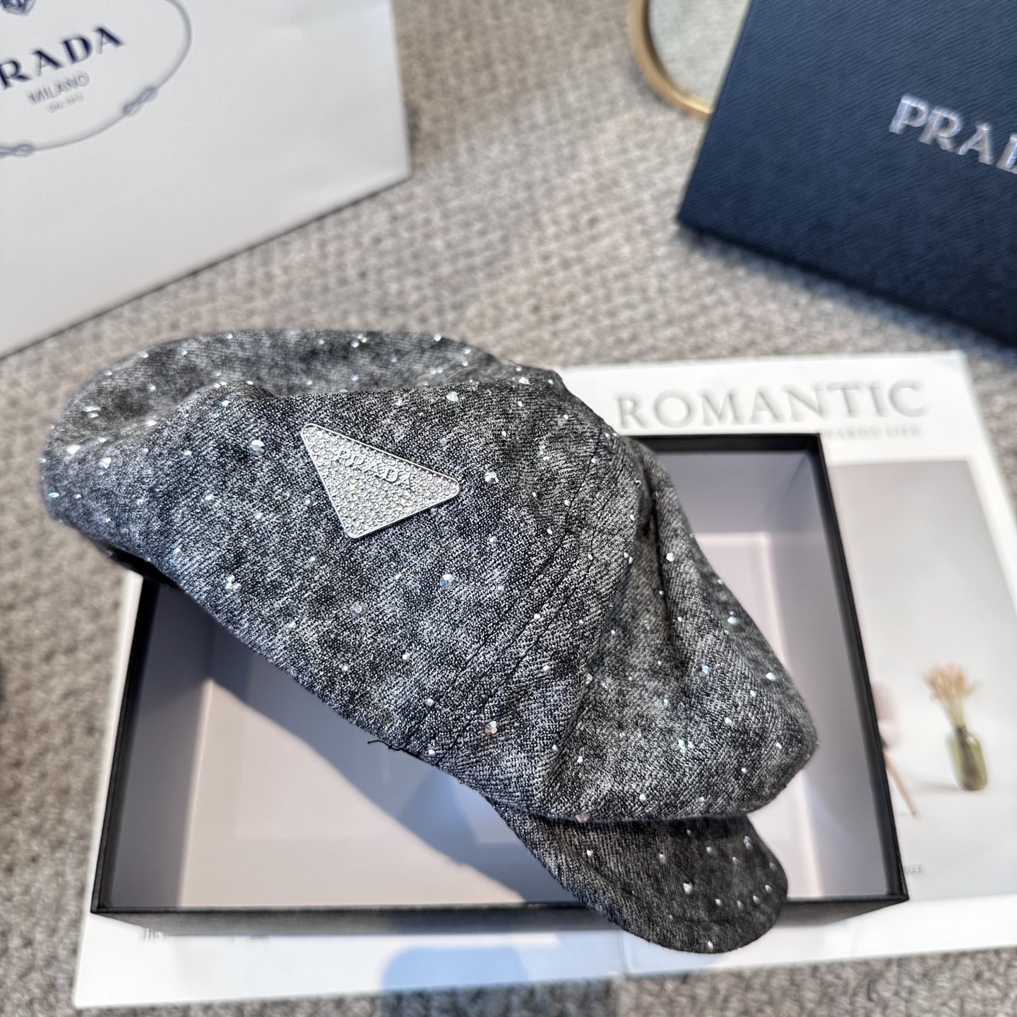  PRADA普拉达2025新款时尚百搭八角帽 子休闲百搭贝雷帽亮片画家帽。非常有质感的一款