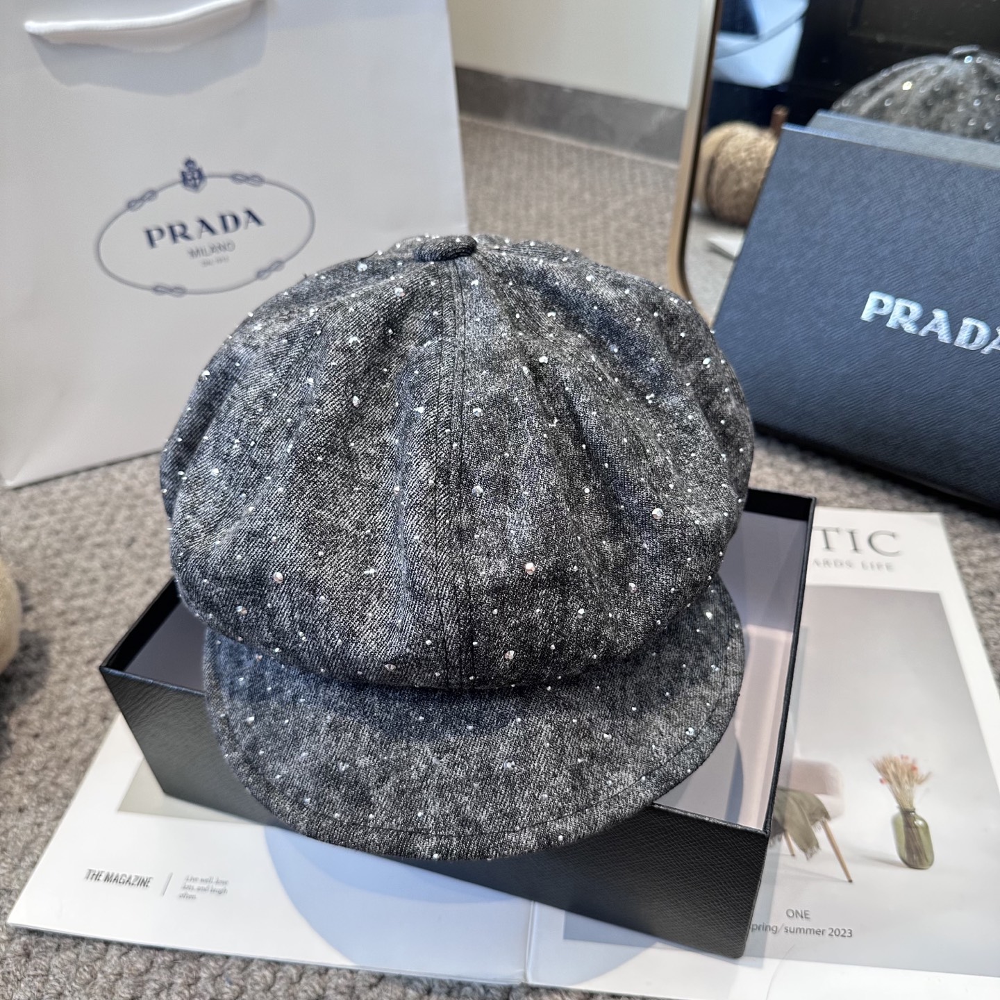  PRADA普拉达2025新款时尚百搭八角帽 子休闲百搭贝雷帽亮片画家帽。非常有质感的一款