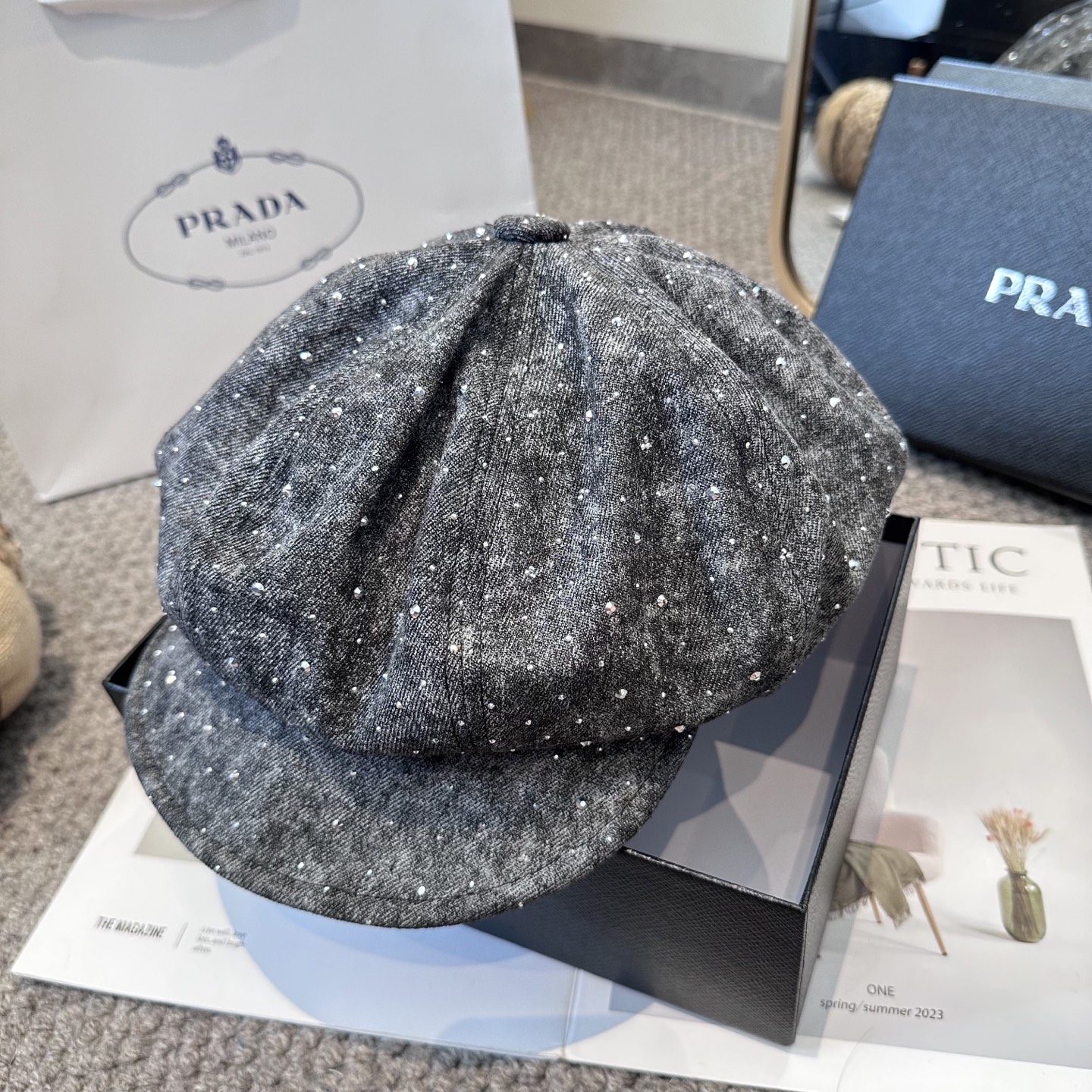  PRADA普拉达2025新款时尚百搭八角帽 子休闲百搭贝雷帽亮片画家帽。非常有质感的一款