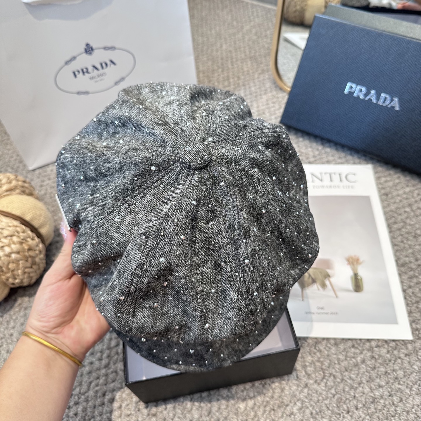  PRADA普拉达2025新款时尚百搭八角帽 子休闲百搭贝雷帽亮片画家帽。非常有质感的一款