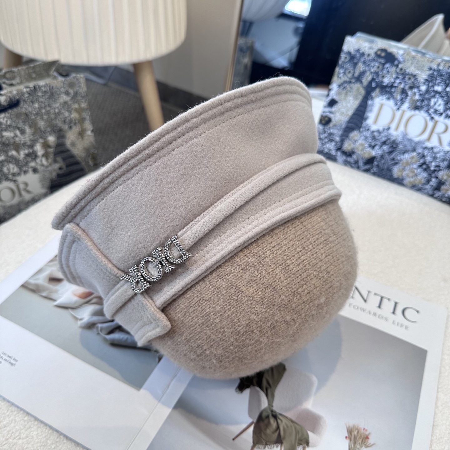  DIOR迪奥 简约新款盆帽
秋冬必入，很百搭～