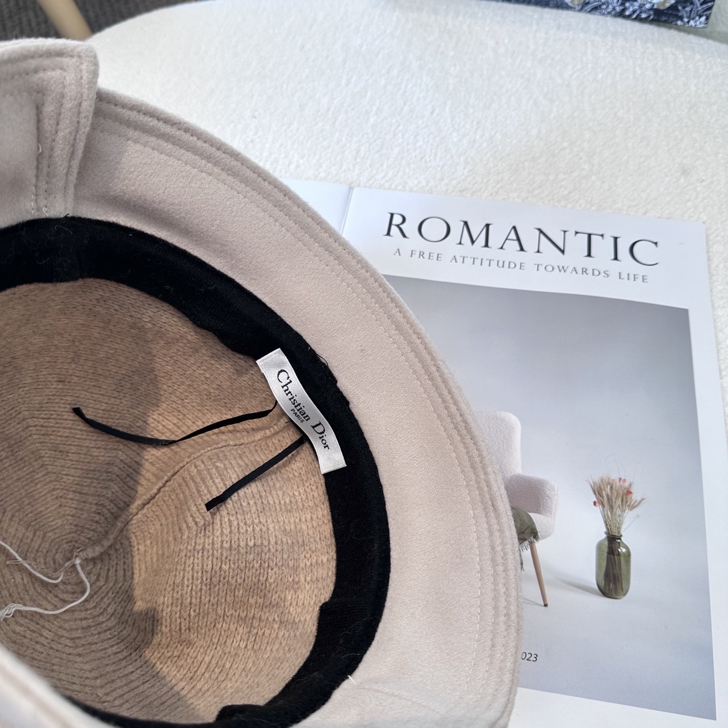  DIOR迪奥 简约新款盆帽
秋冬必入，很百搭～