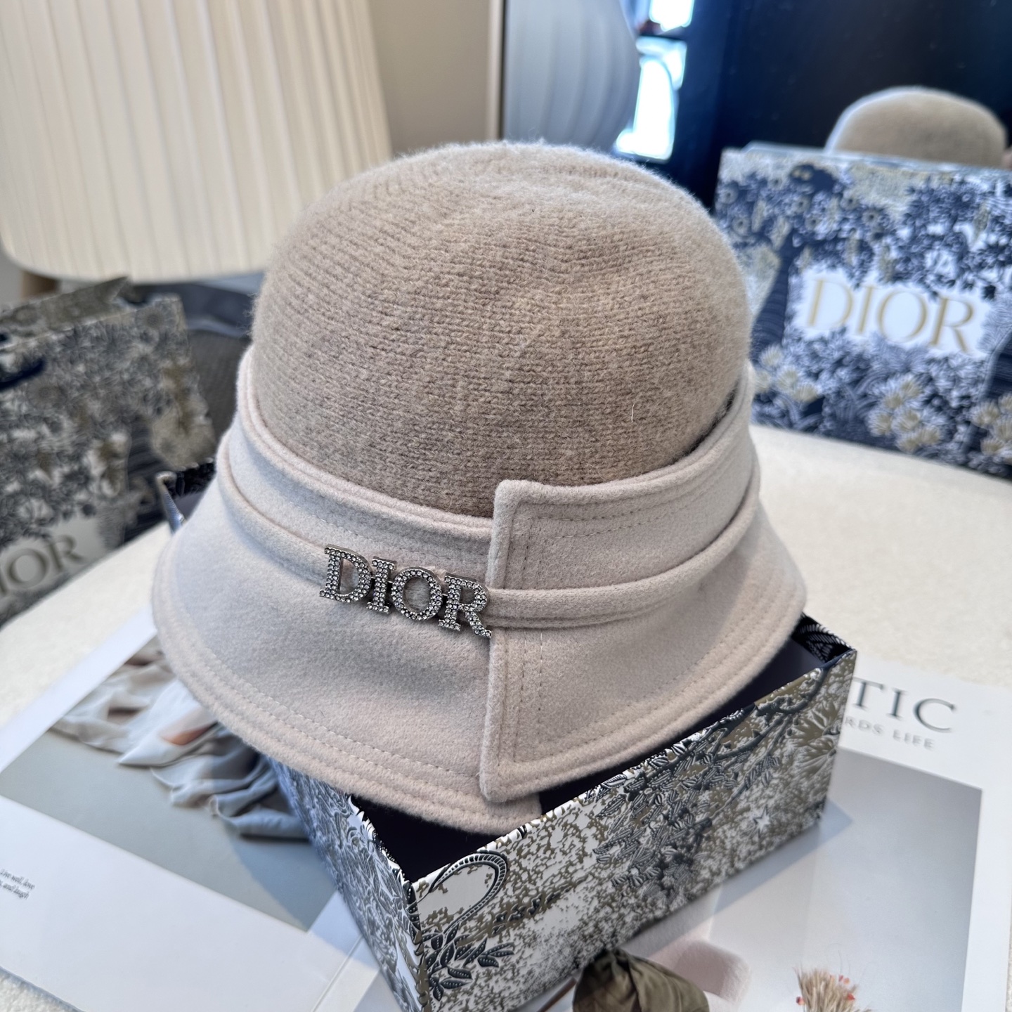  DIOR迪奥 简约新款盆帽
秋冬必入，很百搭～