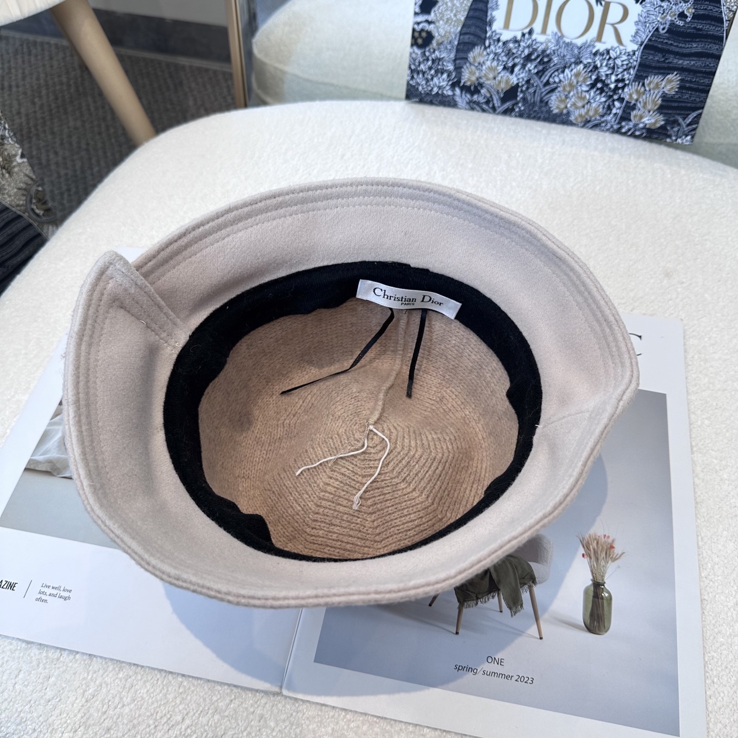  DIOR迪奥 简约新款盆帽
秋冬必入，很百搭～