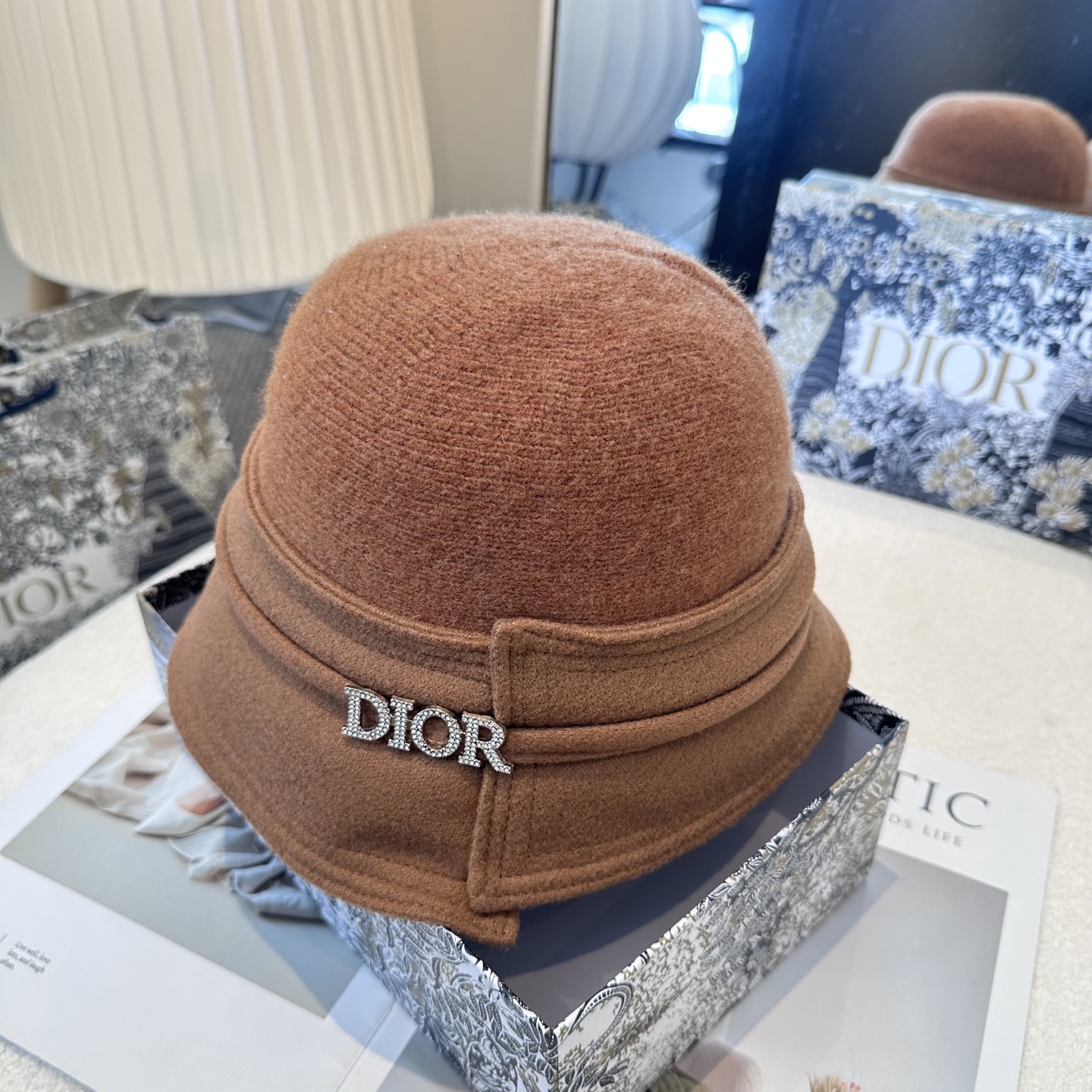  DIOR迪奥 简约新款盆帽
秋冬必入，很百搭～