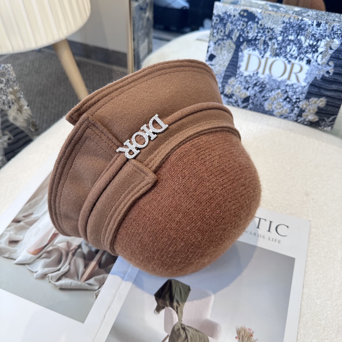  DIOR迪奥 简约新款盆帽
秋冬必入，很百搭～