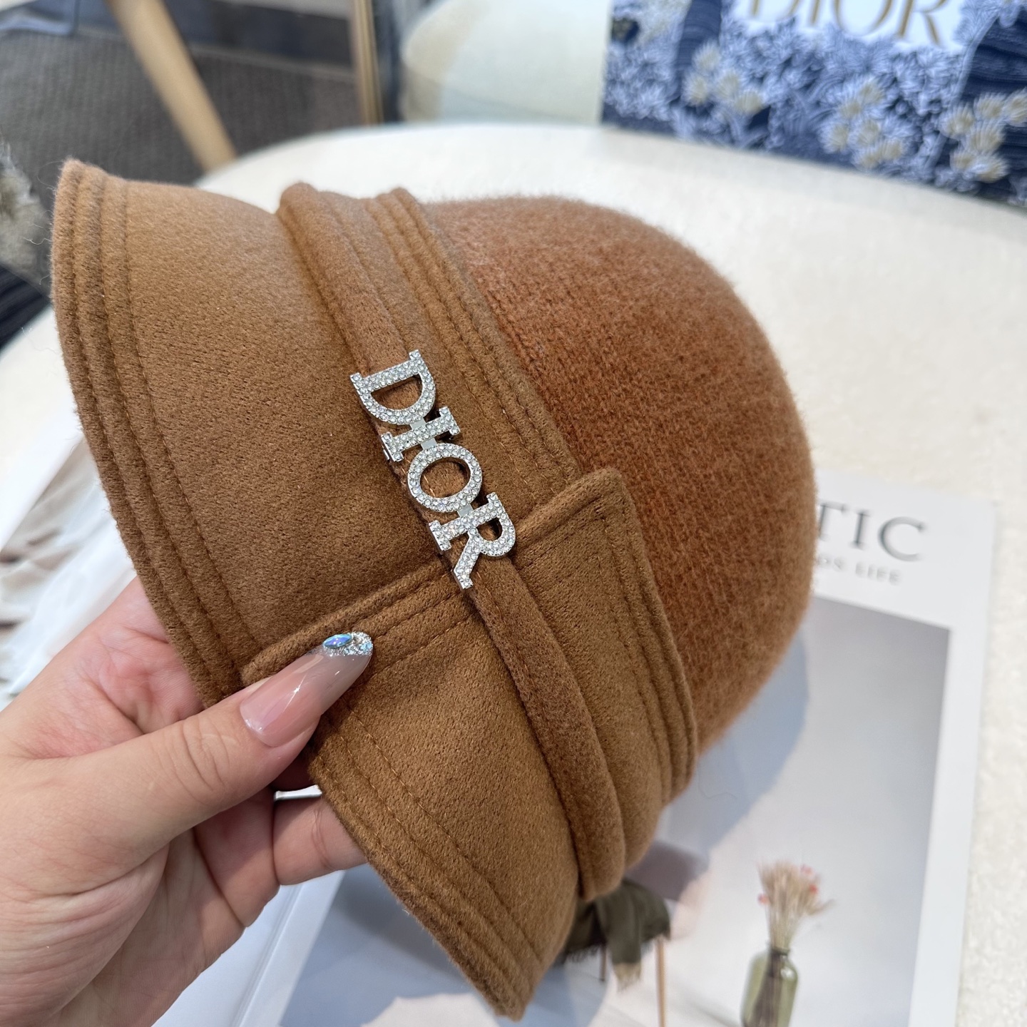  DIOR迪奥 简约新款盆帽
秋冬必入，很百搭～