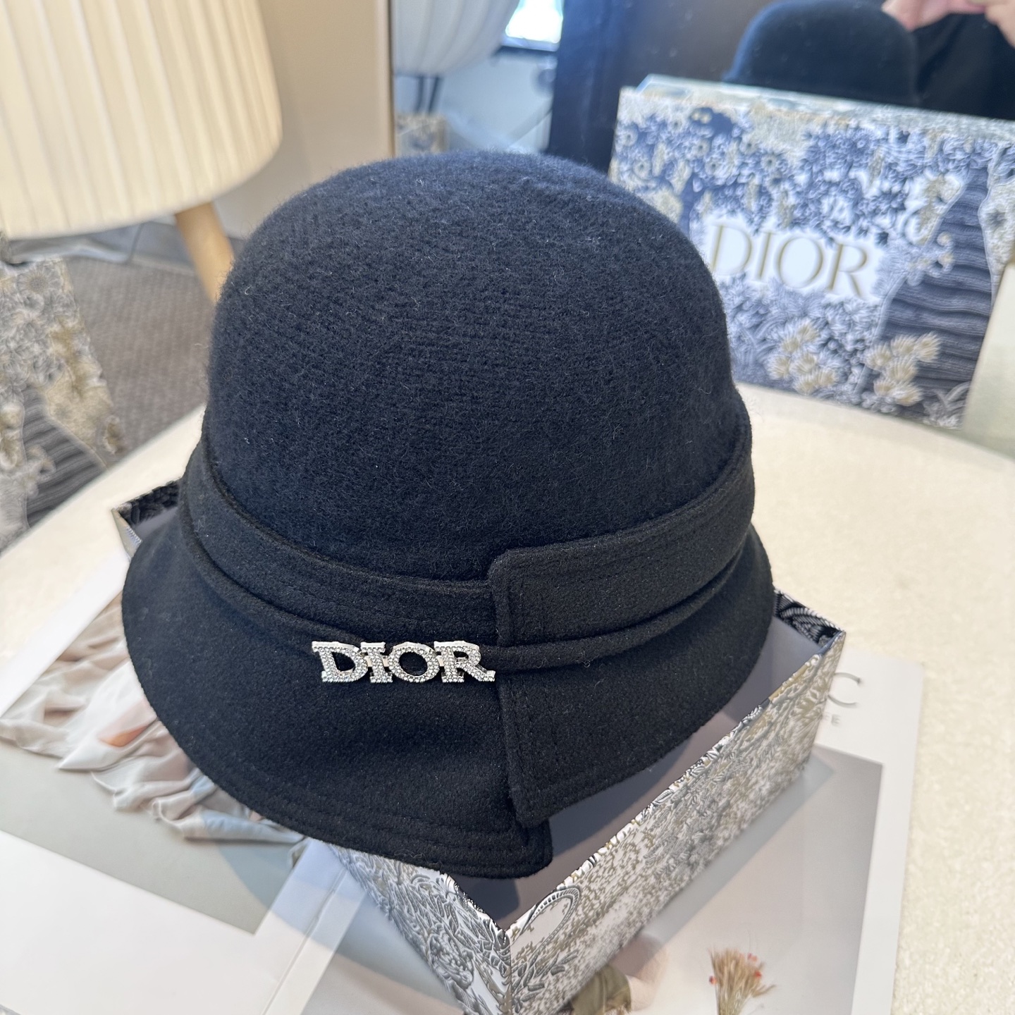  DIOR迪奥 简约新款盆帽
秋冬必入，很百搭～