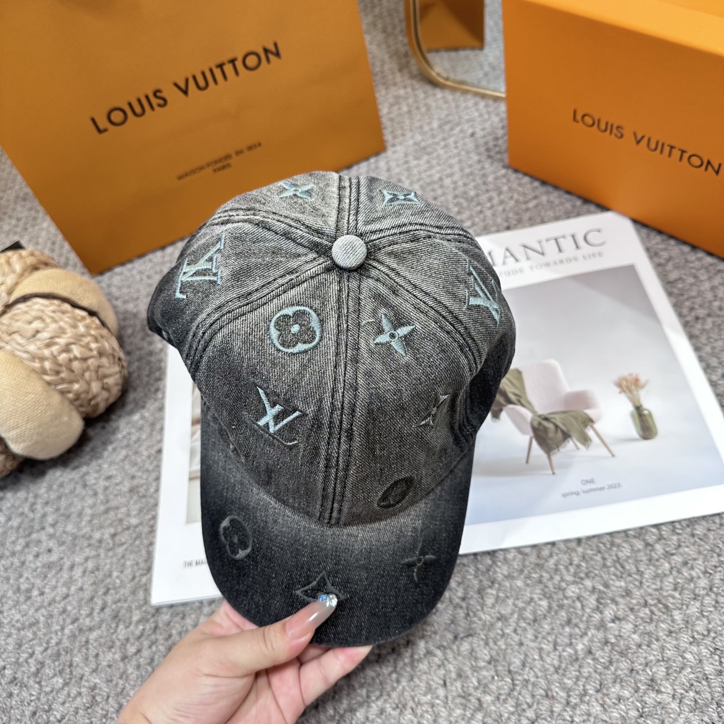 🧢路易威登棒球帽 LouisVuitton😍新款LV棒球帽，重工打造♥️高端大气，百搭款🤗男女通用！