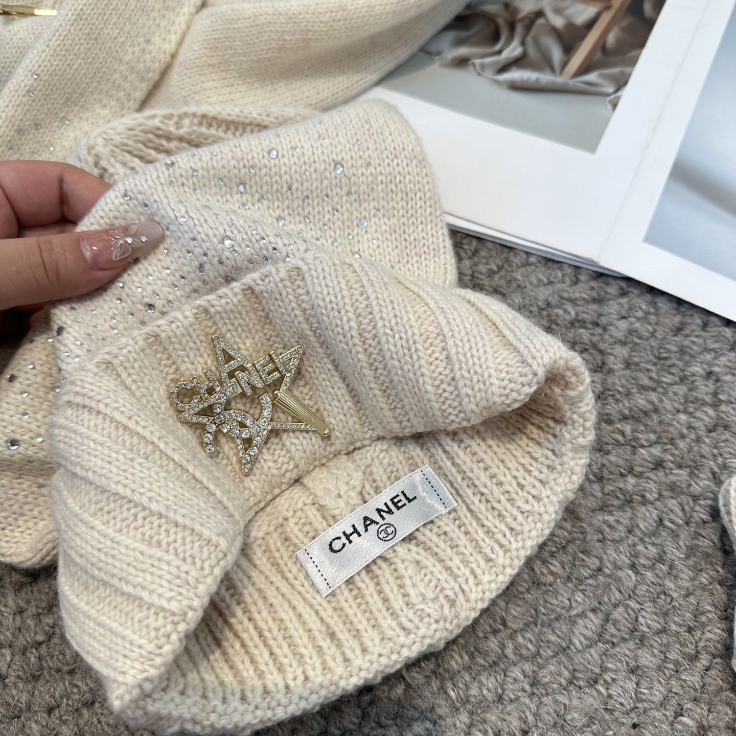 CHANEL香奈儿 三件套 手套 帽子 围巾 非常柔软亲肤，弹性很好💓有质感又非常百搭的款式~保暖的 均