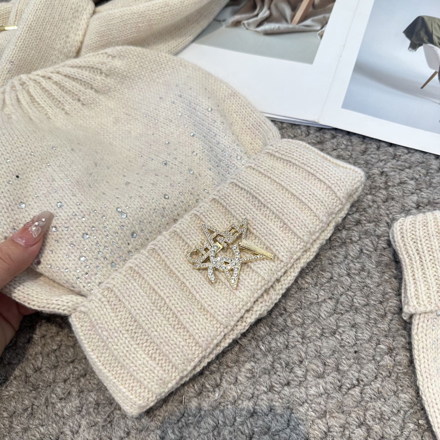 CHANEL香奈儿 三件套 手套 帽子 围巾 非常柔软亲肤，弹性很好💓有质感又非常百搭的款式~保暖的 均