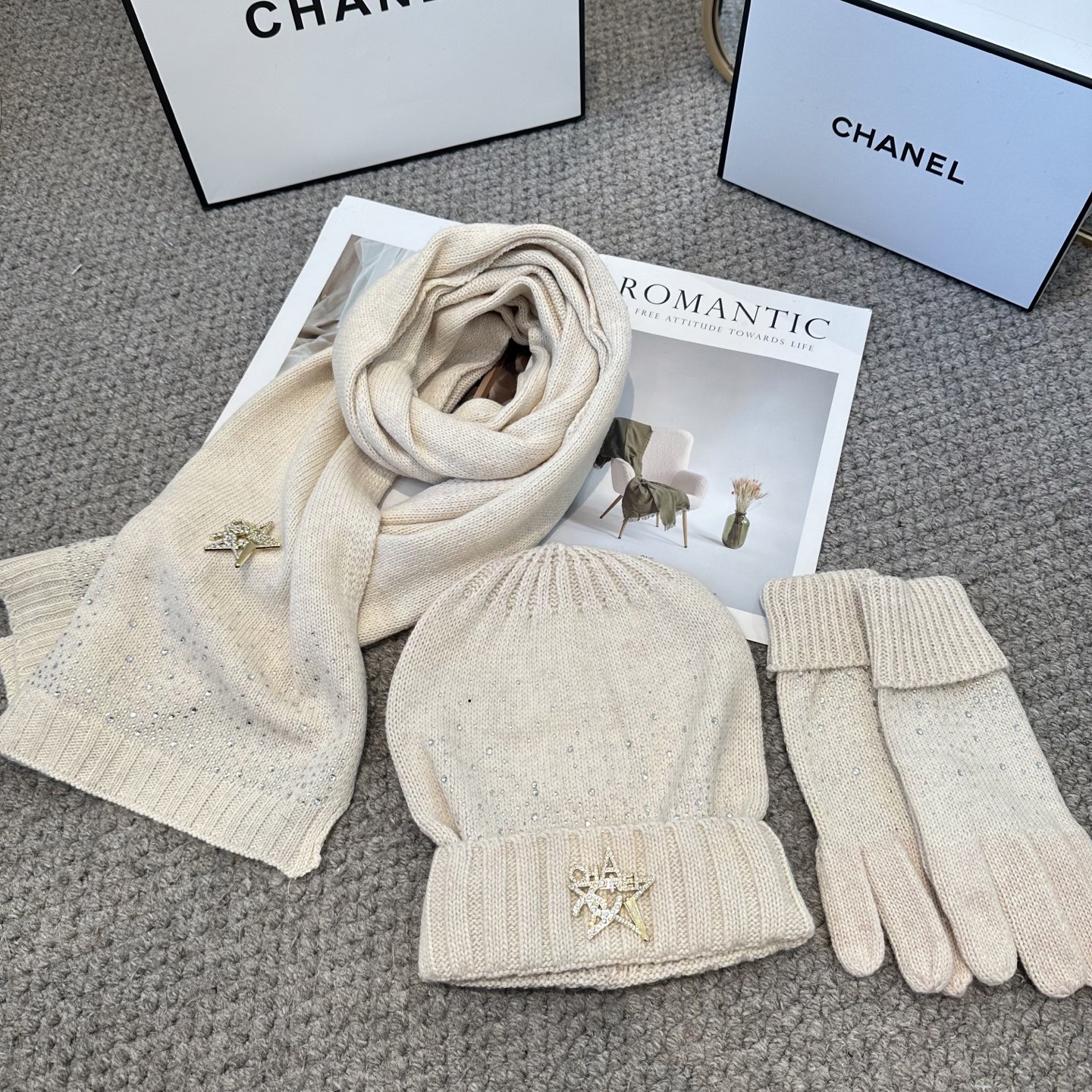 CHANEL香奈儿 三件套 手套 帽子 围巾 非常柔软亲肤，弹性很好💓有质感又非常百搭的款式~保暖的 均