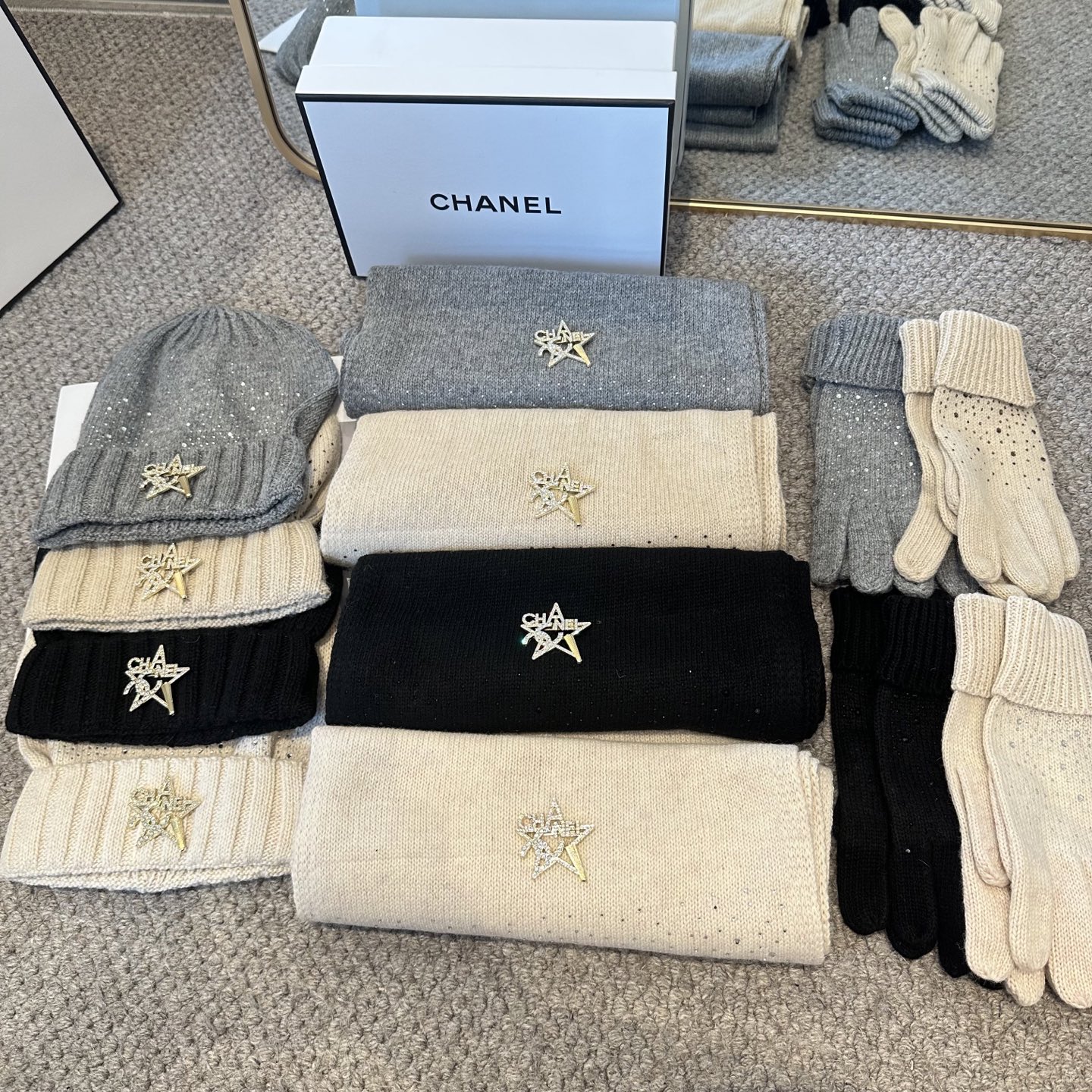 CHANEL香奈儿 三件套 手套 帽子 围巾 非常柔软亲肤，弹性很好💓有质感又非常百搭的款式~保暖的 均