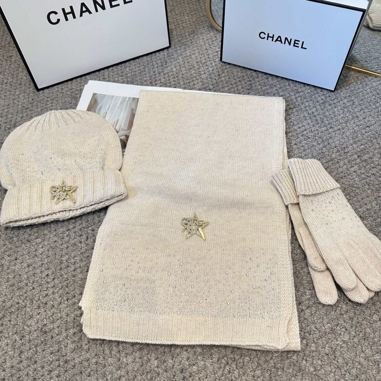 CHANEL香奈儿 三件套 手套 帽子 围巾 非常柔软亲肤，弹性很好💓有质感又非常百搭的款式~保暖的 均