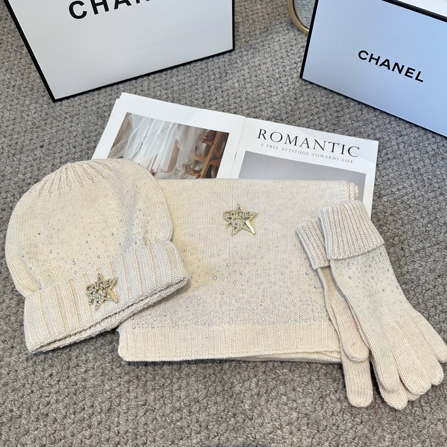 CHANEL香奈儿 三件套 手套 帽子 围巾 非常柔软亲肤，弹性很好💓有质感又非常百搭的款式~保暖的 均