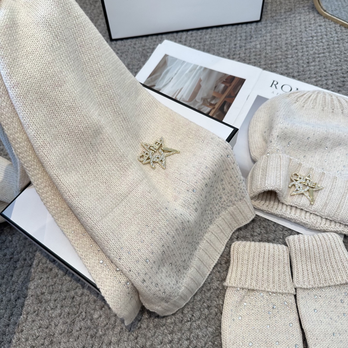 CHANEL香奈儿 三件套 手套 帽子 围巾 非常柔软亲肤，弹性很好💓有质感又非常百搭的款式~保暖的 均