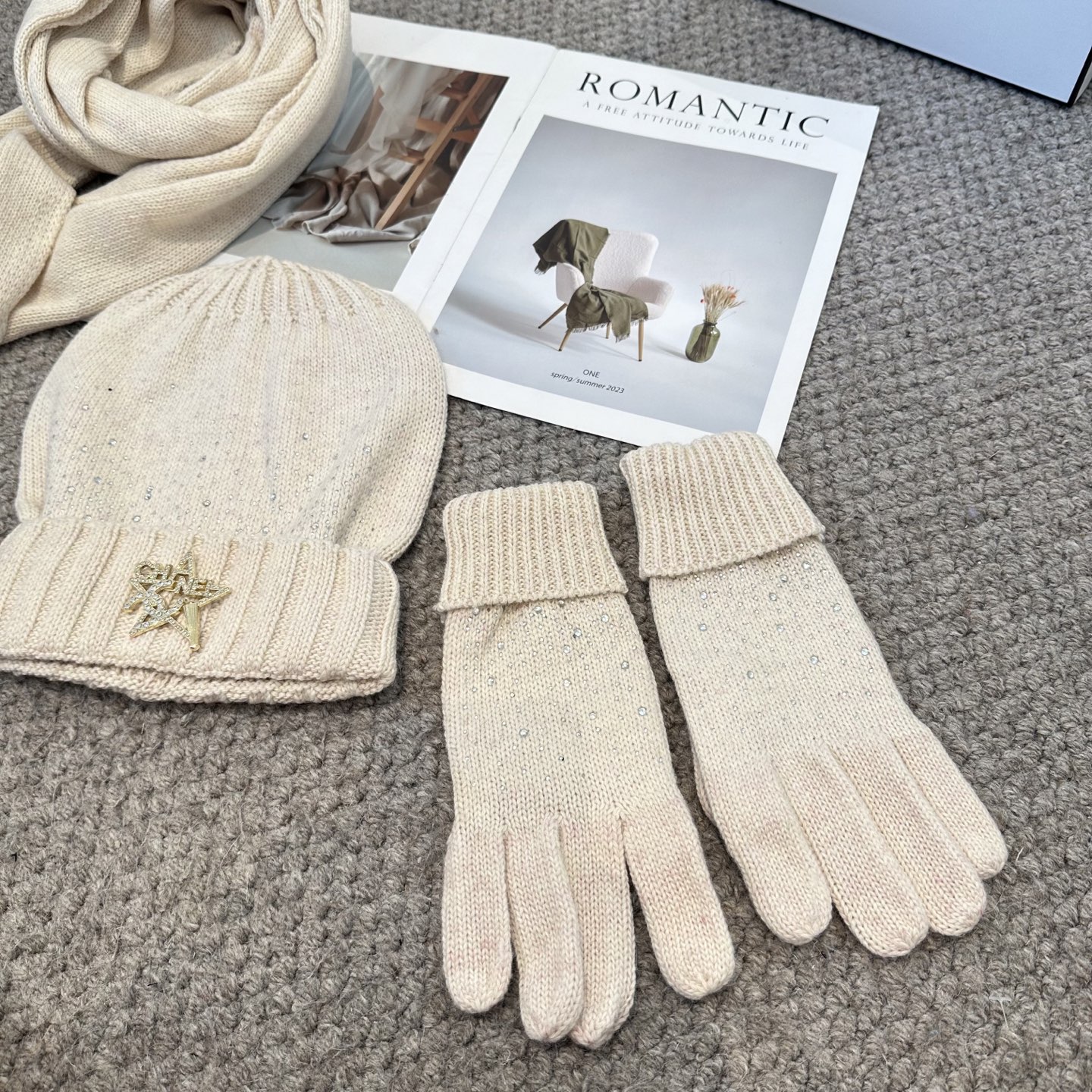 CHANEL香奈儿 三件套 手套 帽子 围巾 非常柔软亲肤，弹性很好💓有质感又非常百搭的款式~保暖的 均