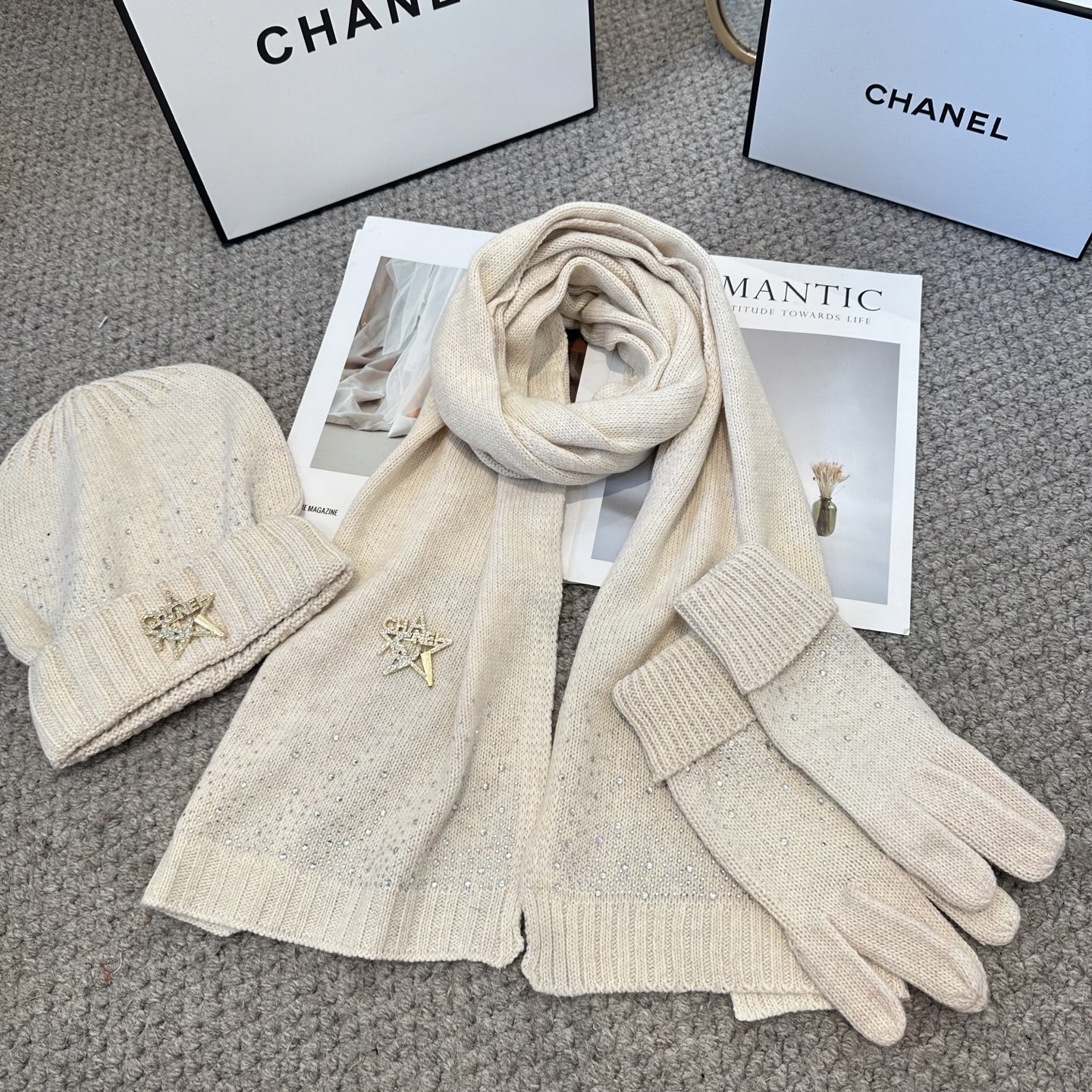 CHANEL香奈儿 三件套 手套 帽子 围巾 非常柔软亲肤，弹性很好💓有质感又非常百搭的款式~保暖的 均