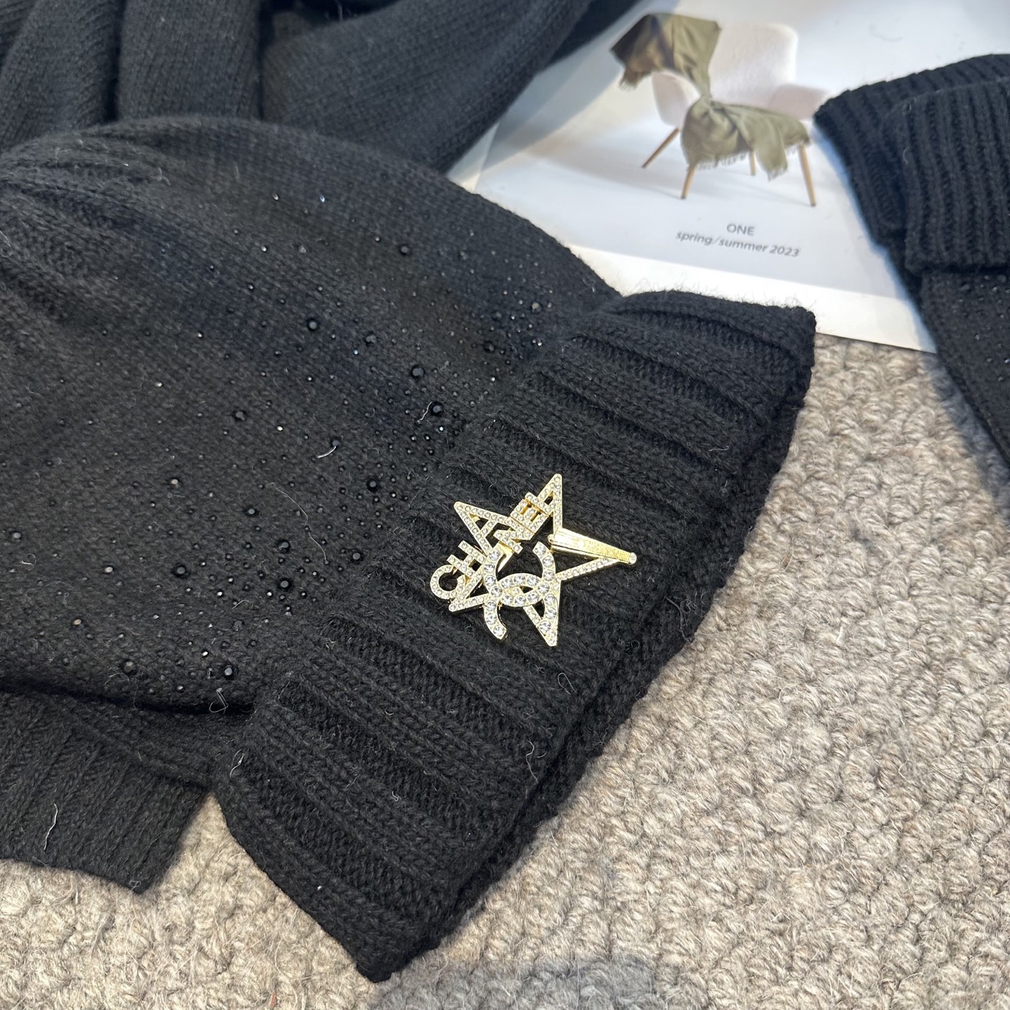 CHANEL香奈儿 三件套 手套 帽子 围巾 非常柔软亲肤，弹性很好💓有质感又非常百搭的款式~保暖的 均