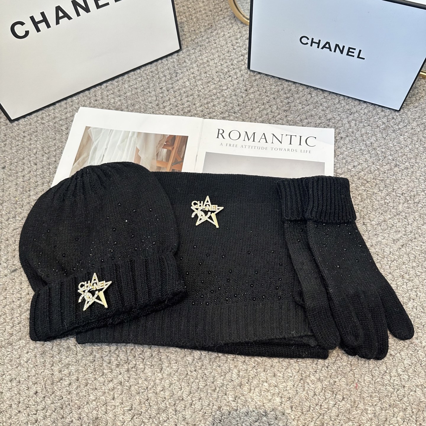 CHANEL香奈儿 三件套 手套 帽子 围巾 非常柔软亲肤，弹性很好💓有质感又非常百搭的款式~保暖的 均
