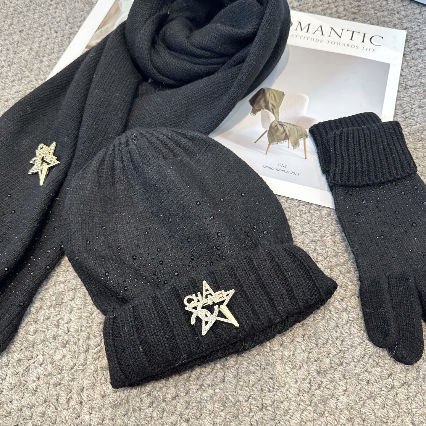 CHANEL香奈儿 三件套 手套 帽子 围巾 非常柔软亲肤，弹性很好💓有质感又非常百搭的款式~保暖的 均