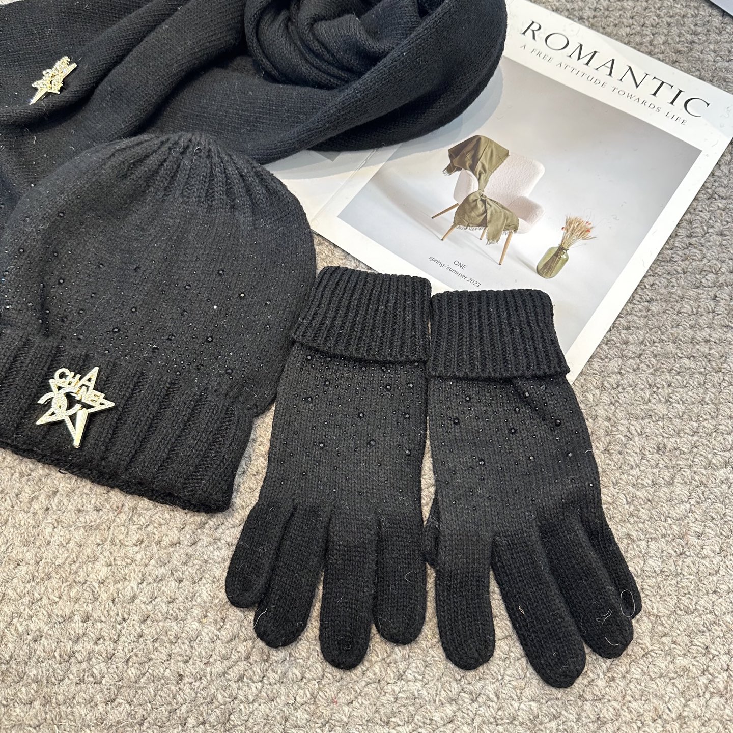 CHANEL香奈儿 三件套 手套 帽子 围巾 非常柔软亲肤，弹性很好💓有质感又非常百搭的款式~保暖的 均