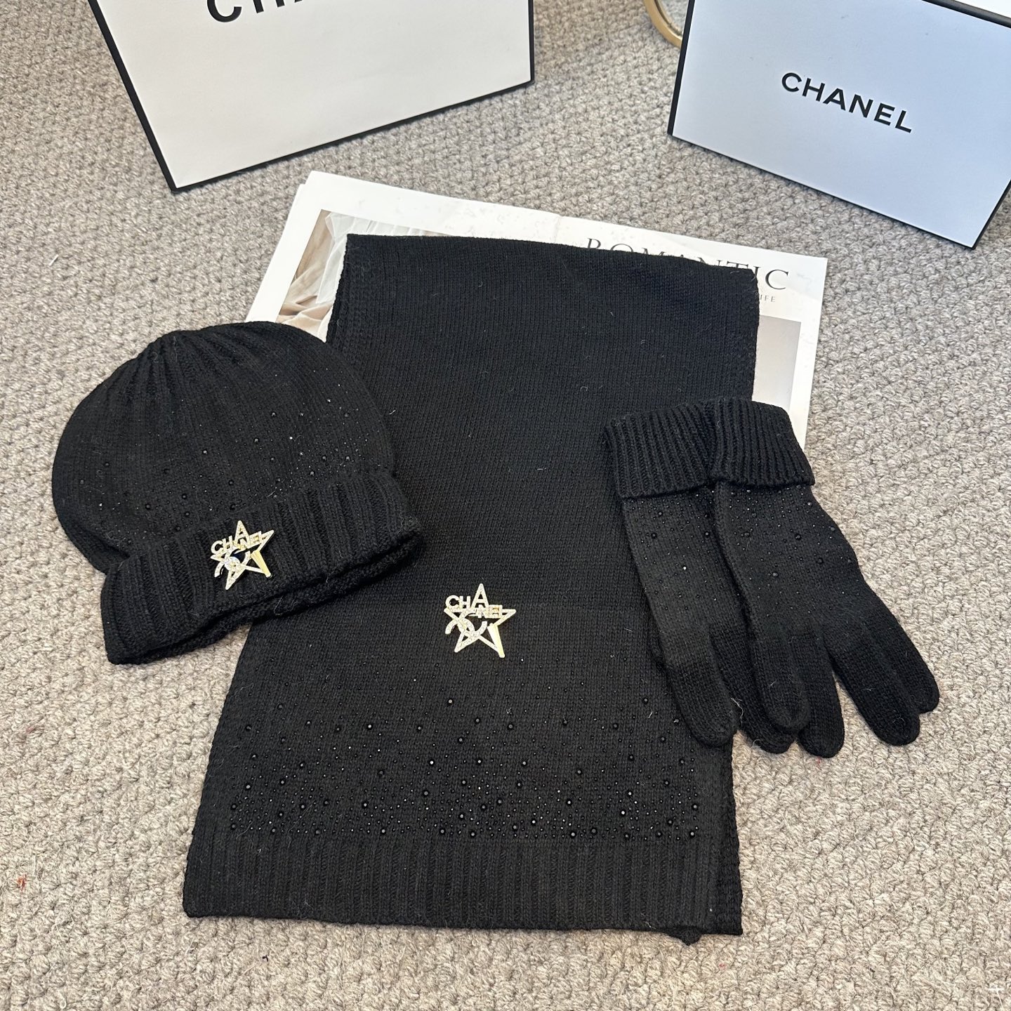 CHANEL香奈儿 三件套 手套 帽子 围巾 非常柔软亲肤，弹性很好💓有质感又非常百搭的款式~保暖的 均
