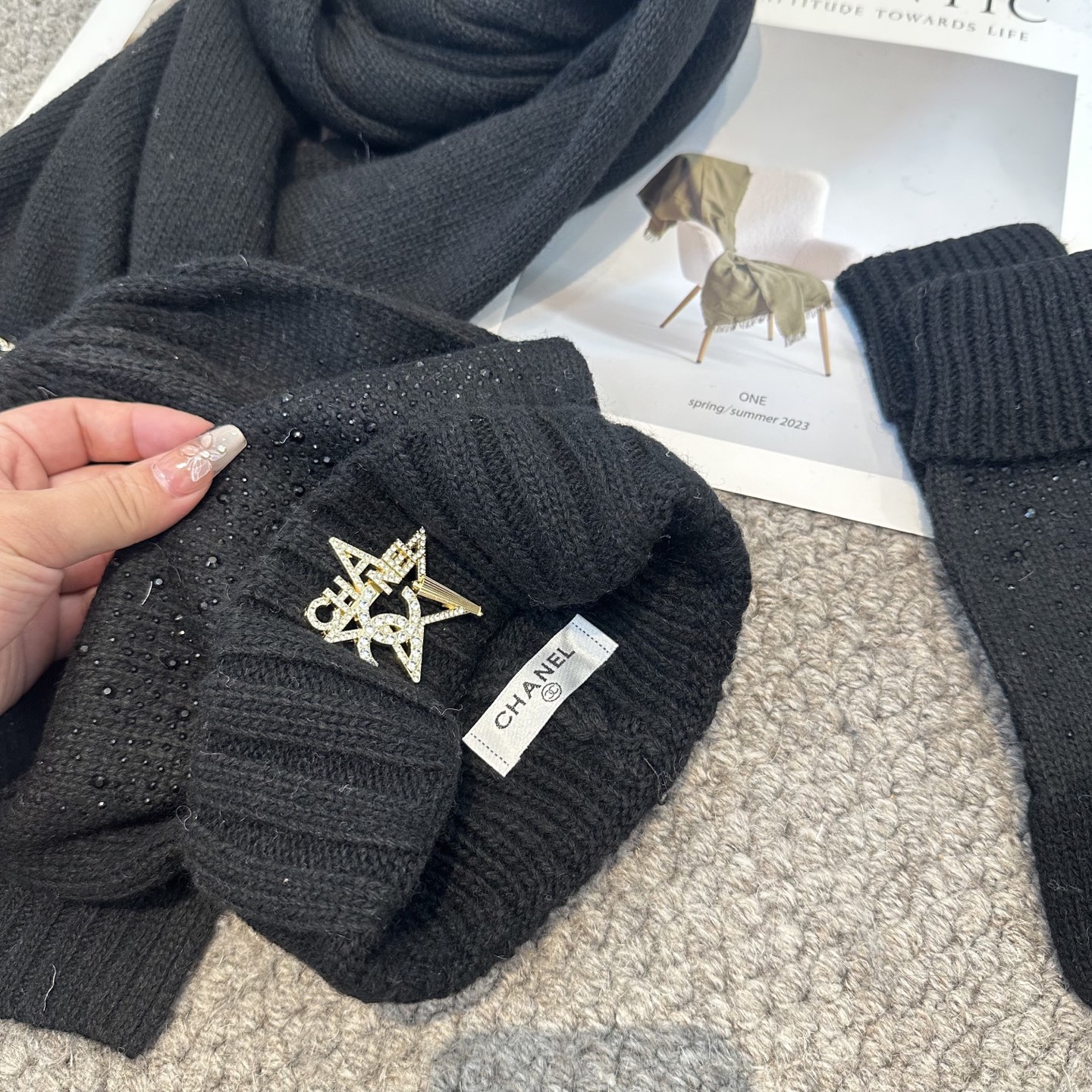 CHANEL香奈儿 三件套 手套 帽子 围巾 非常柔软亲肤，弹性很好💓有质感又非常百搭的款式~保暖的 均