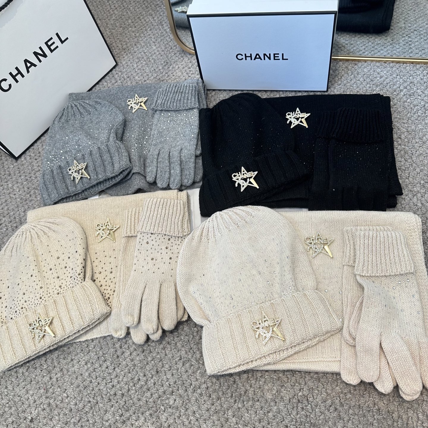 CHANEL香奈儿 三件套 手套 帽子 围巾 非常柔软亲肤，弹性很好💓有质感又非常百搭的款式~保暖的 均