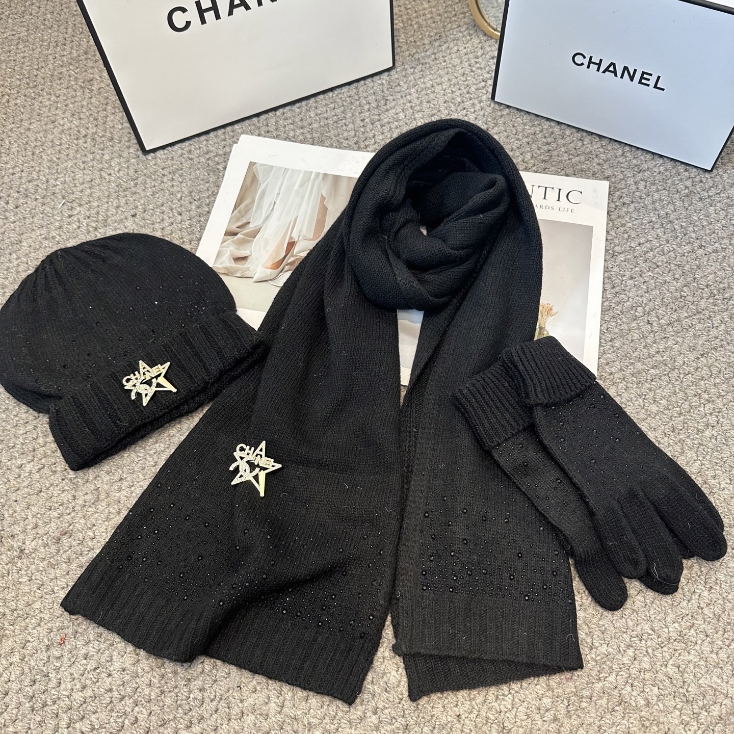 CHANEL香奈儿 三件套 手套 帽子 围巾 非常柔软亲肤，弹性很好💓有质感又非常百搭的款式~保暖的 均
