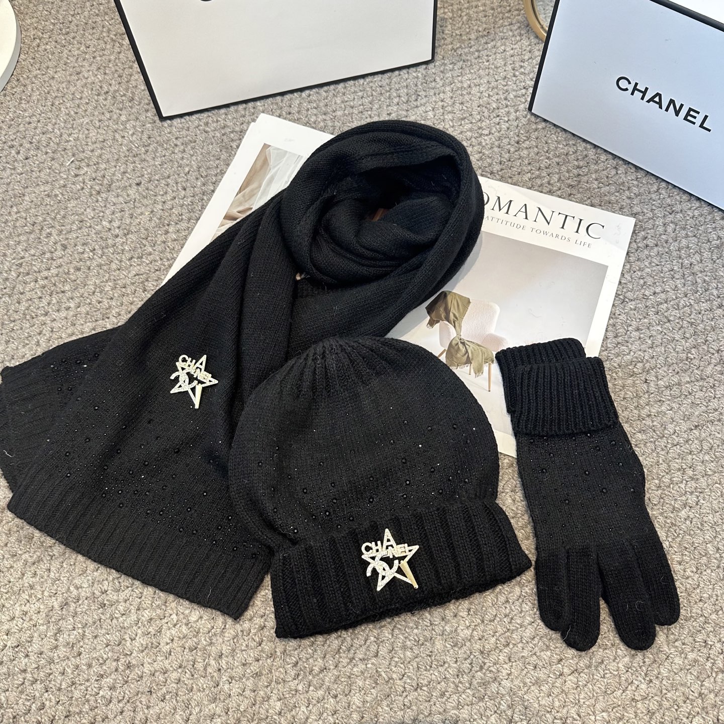 CHANEL香奈儿 三件套 手套 帽子 围巾 非常柔软亲肤，弹性很好💓有质感又非常百搭的款式~保暖的 均