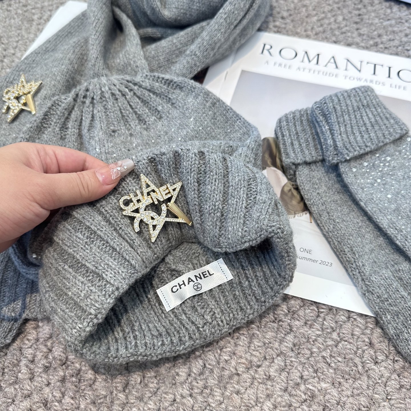 CHANEL香奈儿 三件套 手套 帽子 围巾 非常柔软亲肤，弹性很好💓有质感又非常百搭的款式~保暖的 均