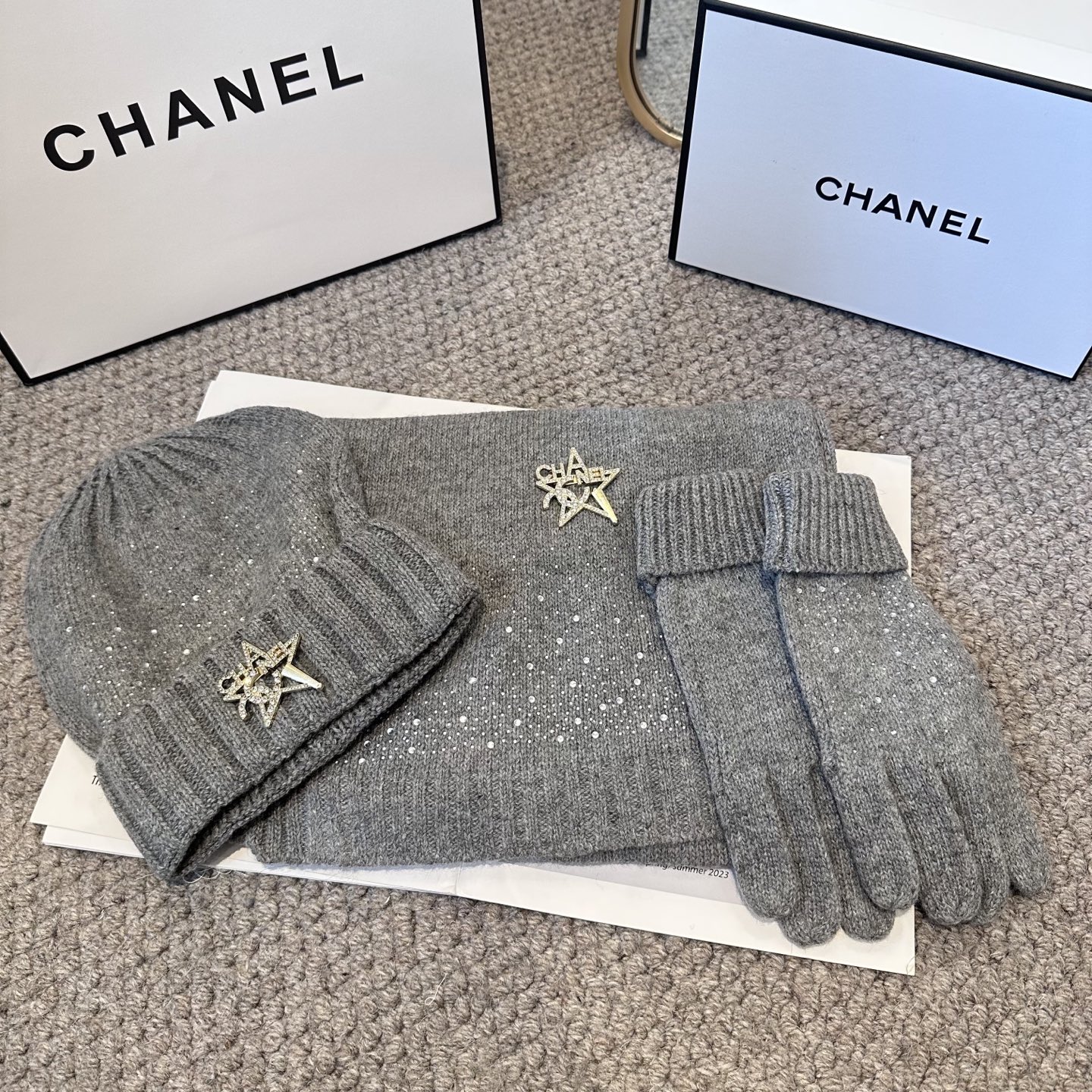 CHANEL香奈儿 三件套 手套 帽子 围巾 非常柔软亲肤，弹性很好💓有质感又非常百搭的款式~保暖的 均