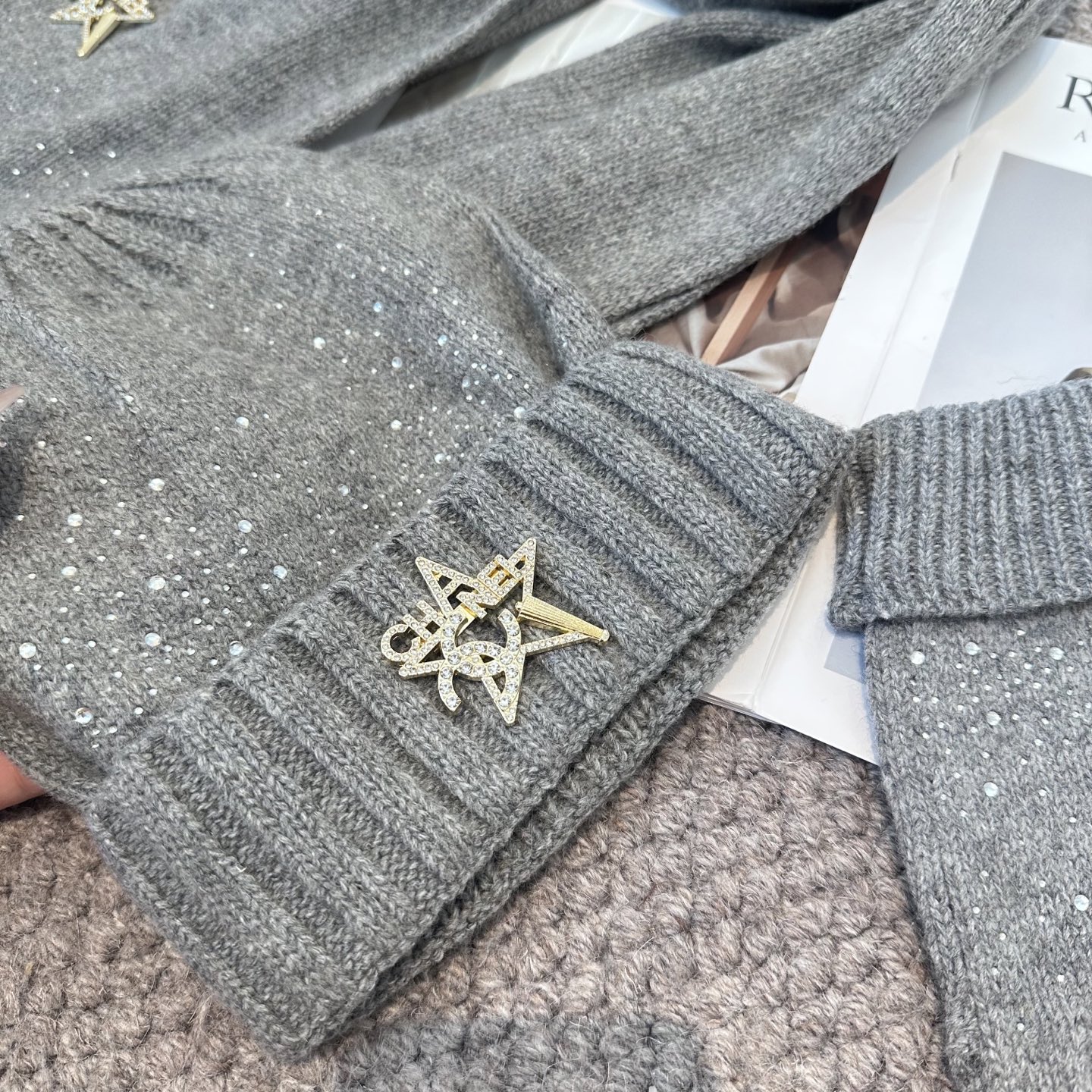 CHANEL香奈儿 三件套 手套 帽子 围巾 非常柔软亲肤，弹性很好💓有质感又非常百搭的款式~保暖的 均