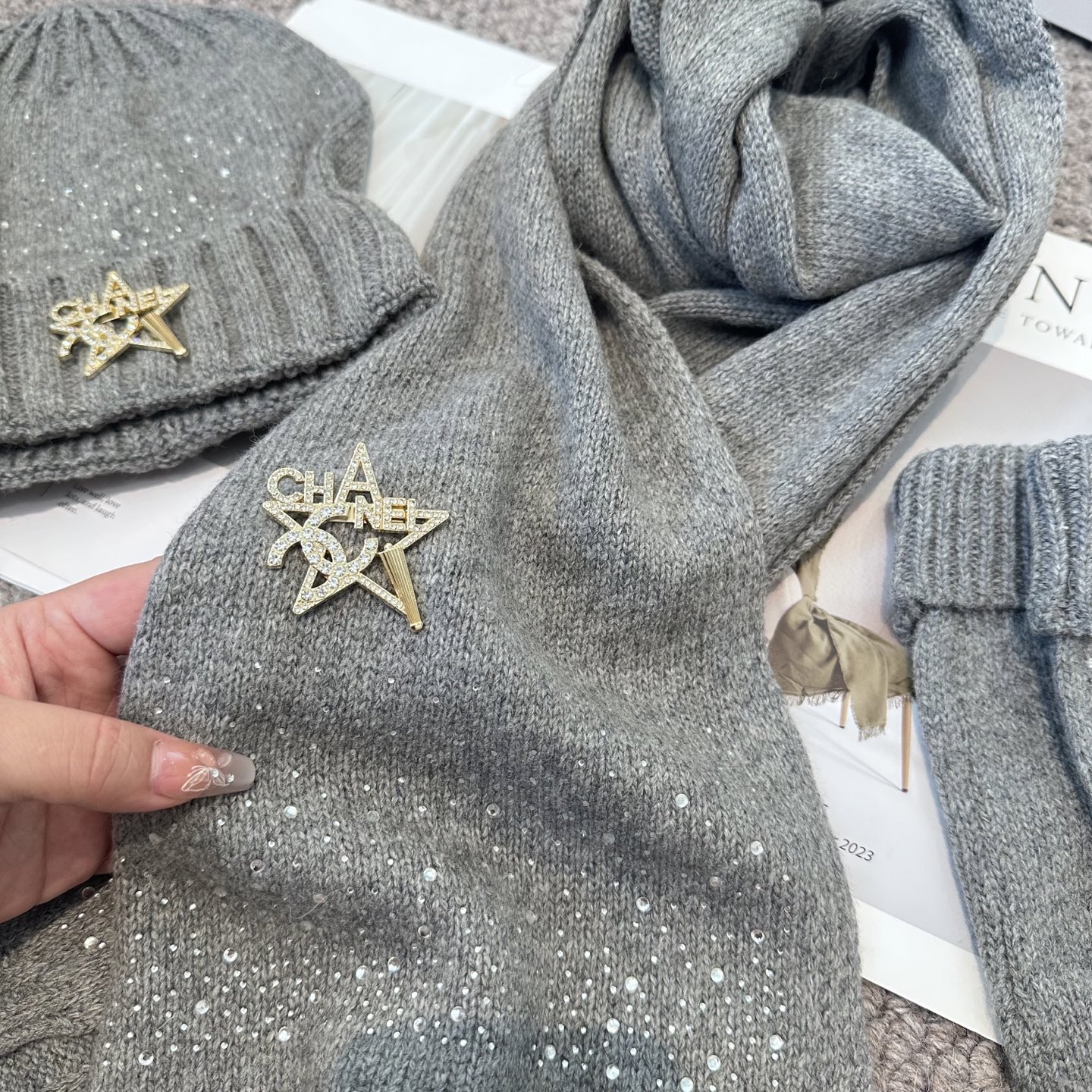 CHANEL香奈儿 三件套 手套 帽子 围巾 非常柔软亲肤，弹性很好💓有质感又非常百搭的款式~保暖的 均