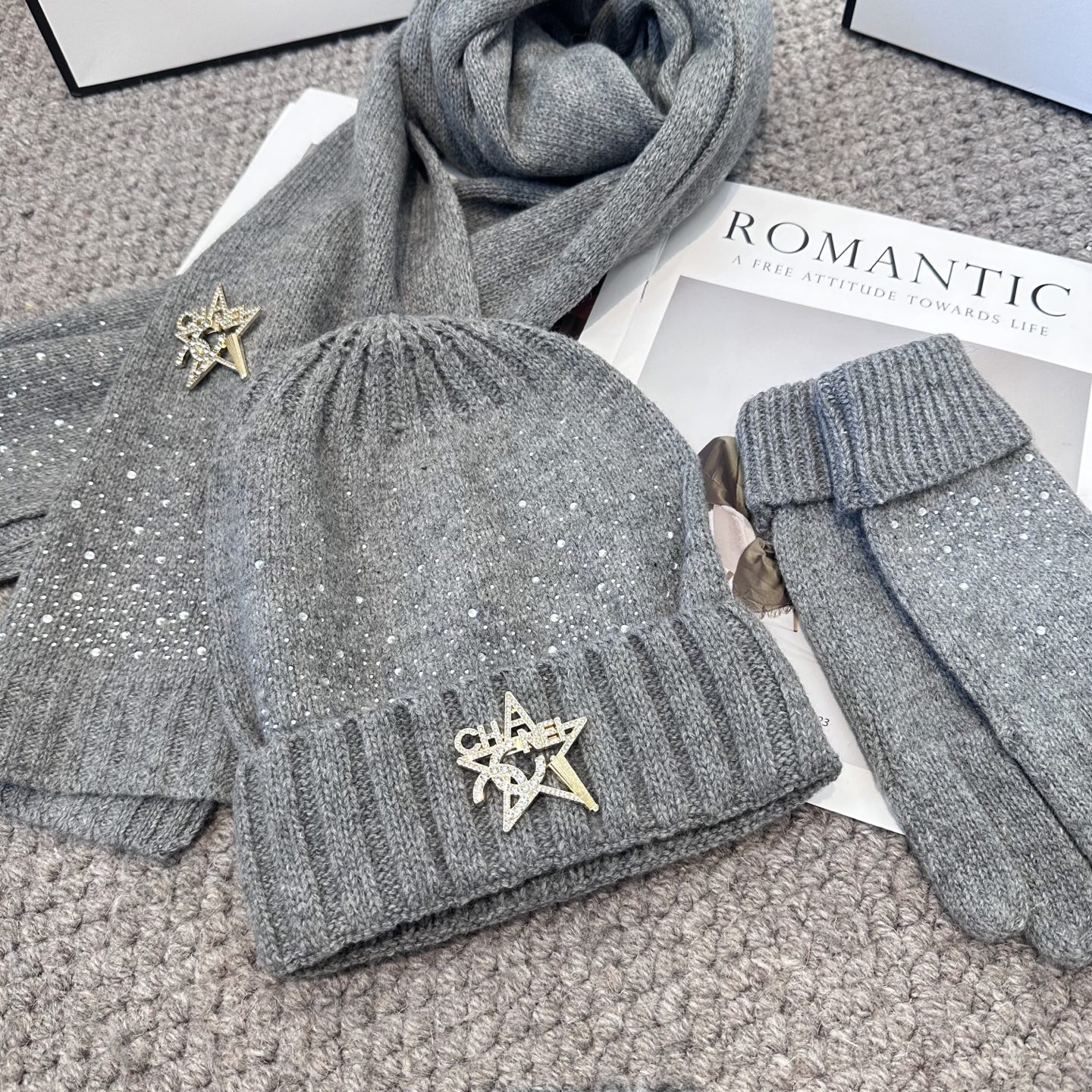 CHANEL香奈儿 三件套 手套 帽子 围巾 非常柔软亲肤，弹性很好💓有质感又非常百搭的款式~保暖的 均