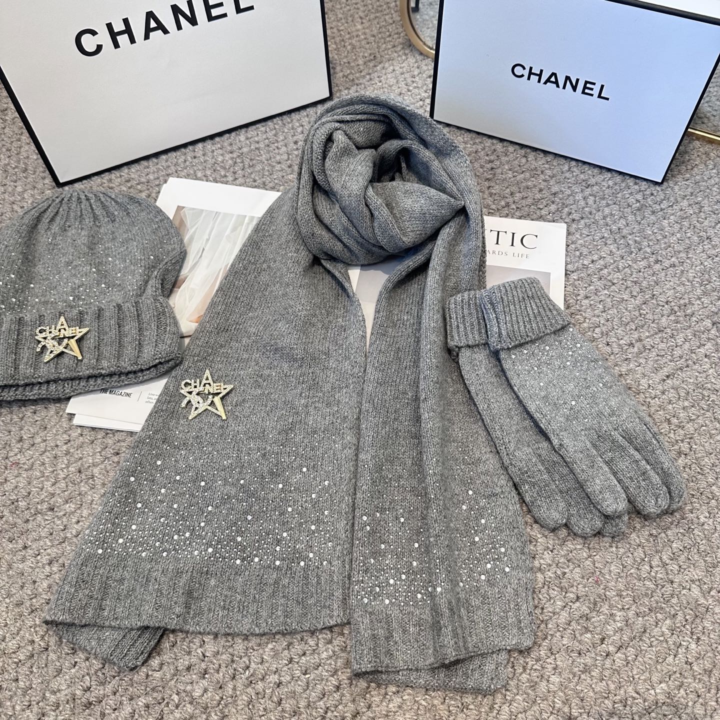 CHANEL香奈儿 三件套 手套 帽子 围巾 非常柔软亲肤，弹性很好💓有质感又非常百搭的款式~保暖的 均