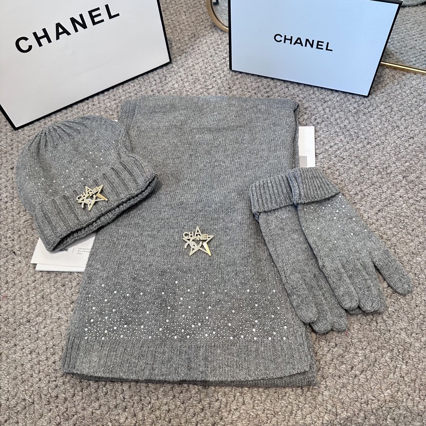 CHANEL香奈儿 三件套 手套 帽子 围巾 非常柔软亲肤，弹性很好💓有质感又非常百搭的款式~保暖的 均