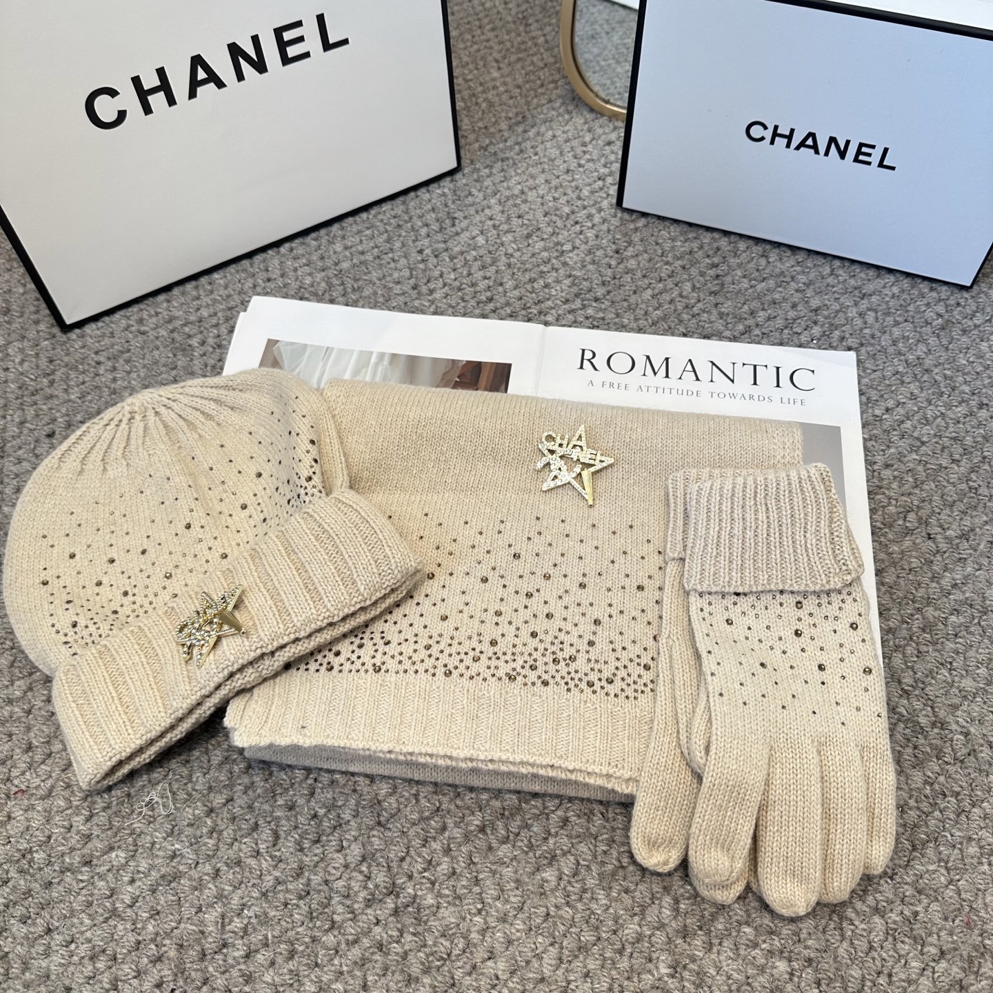 CHANEL香奈儿 三件套 手套 帽子 围巾 非常柔软亲肤，弹性很好💓有质感又非常百搭的款式~保暖的 均