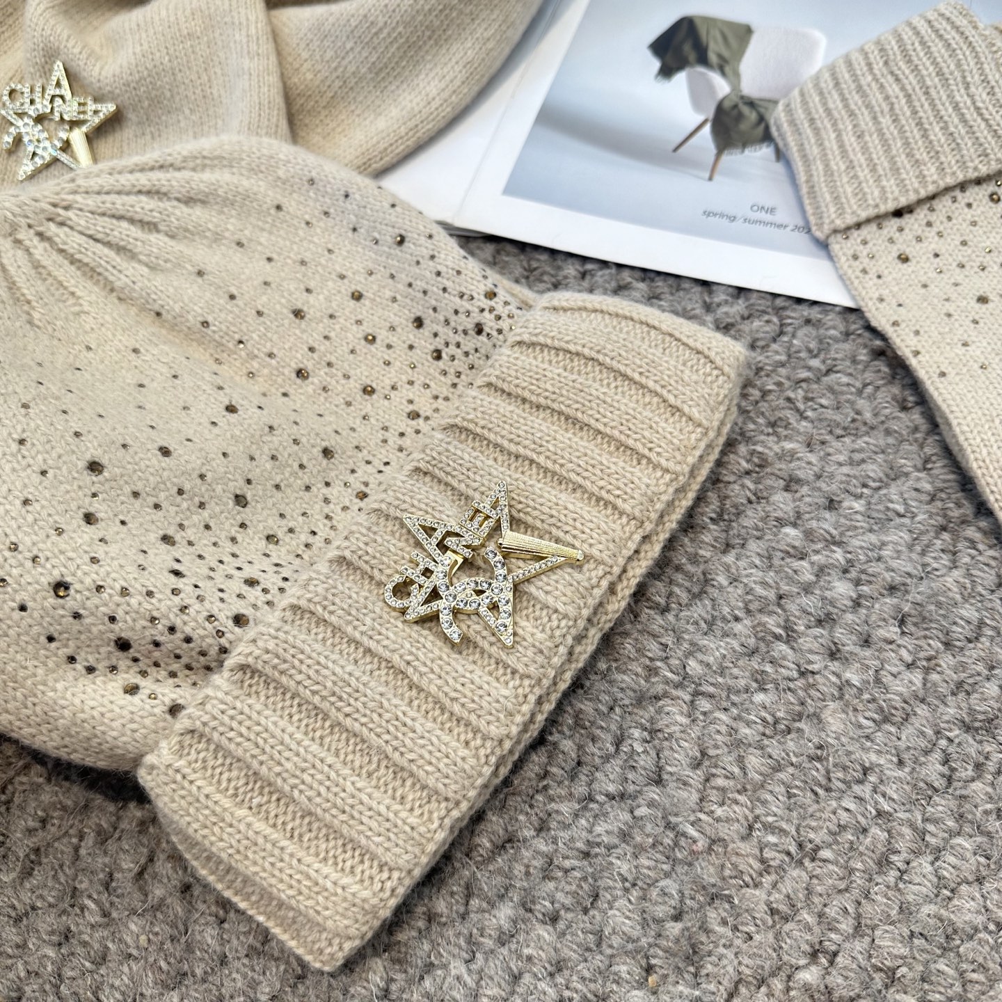 CHANEL香奈儿 三件套 手套 帽子 围巾 非常柔软亲肤，弹性很好💓有质感又非常百搭的款式~保暖的 均