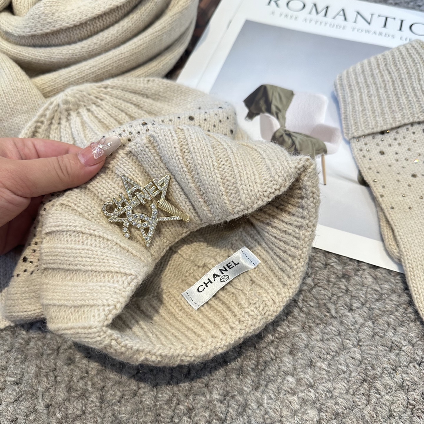 CHANEL香奈儿 三件套 手套 帽子 围巾 非常柔软亲肤，弹性很好💓有质感又非常百搭的款式~保暖的 均