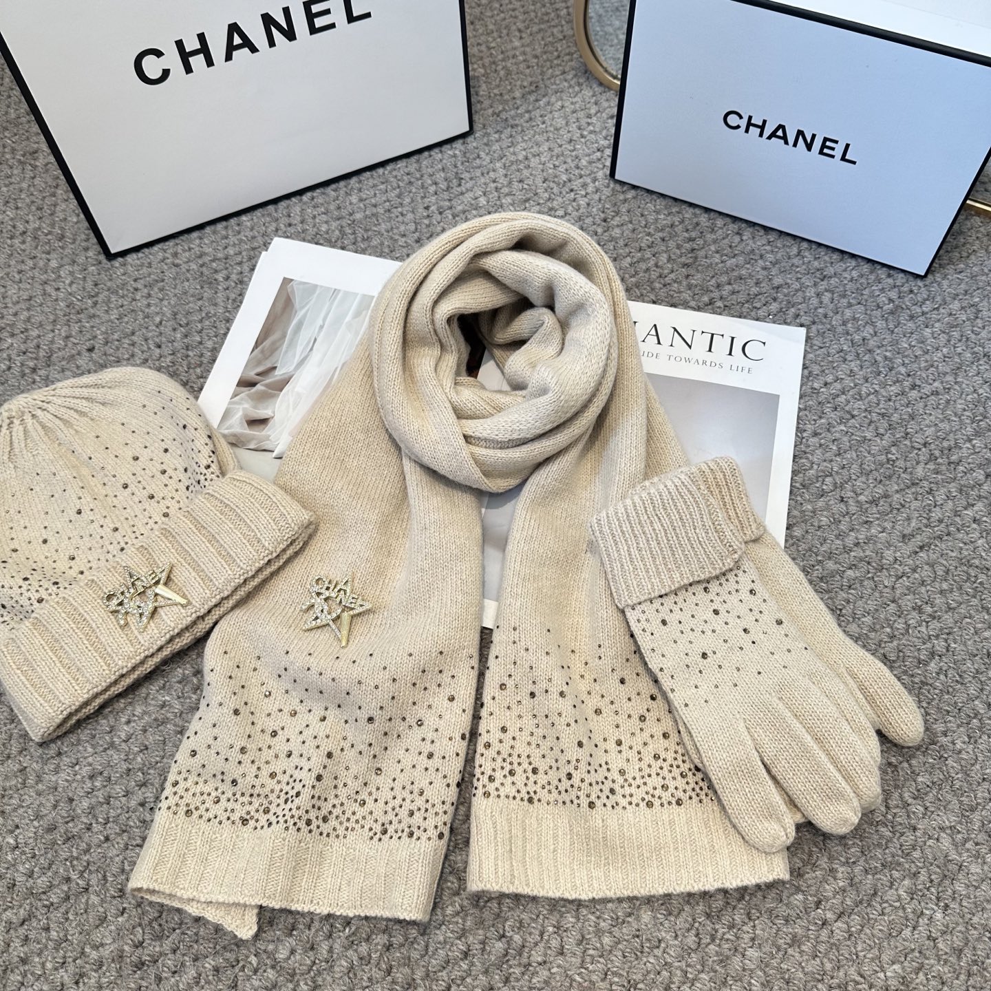 CHANEL香奈儿 三件套 手套 帽子 围巾 非常柔软亲肤，弹性很好💓有质感又非常百搭的款式~保暖的 均