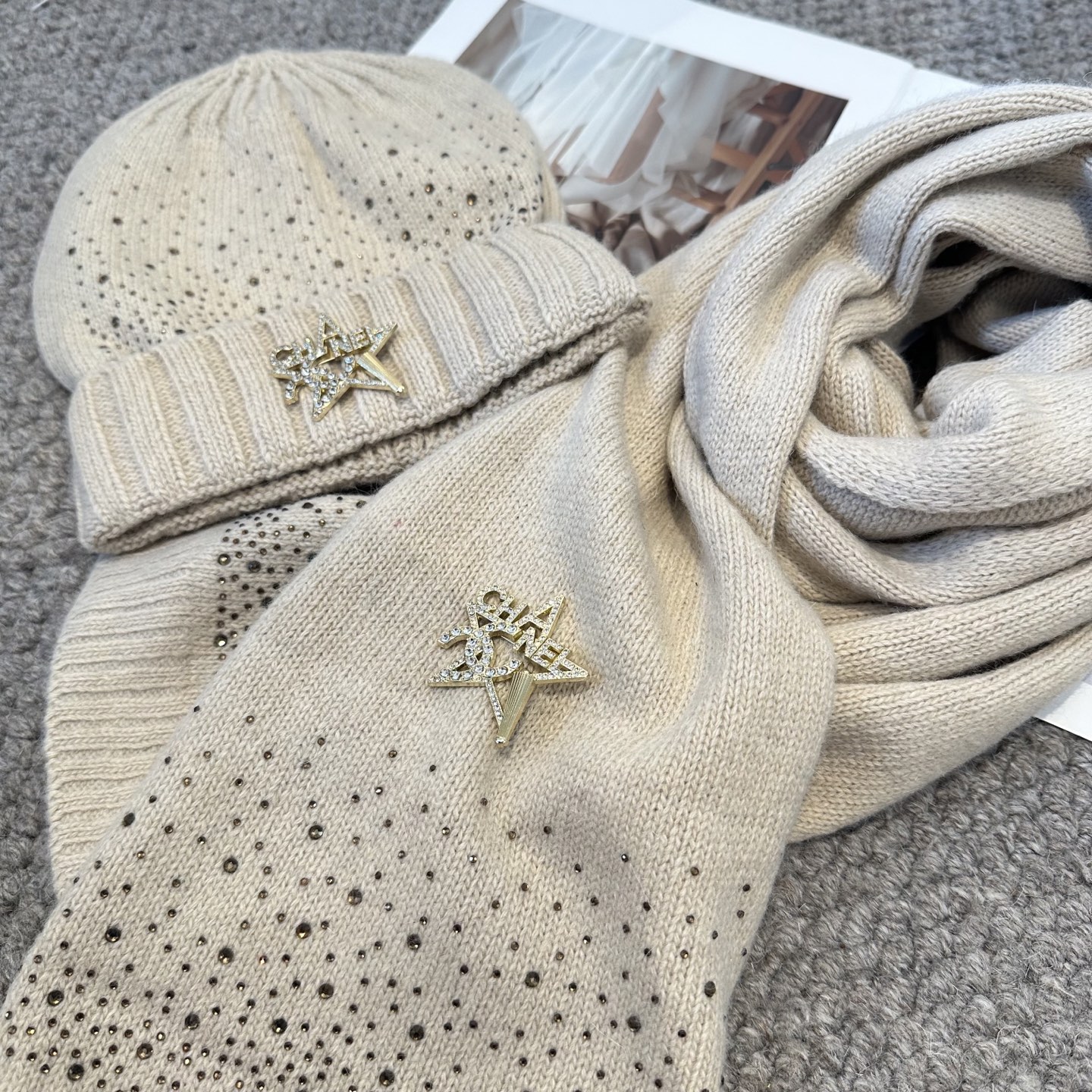 CHANEL香奈儿 三件套 手套 帽子 围巾 非常柔软亲肤，弹性很好💓有质感又非常百搭的款式~保暖的 均