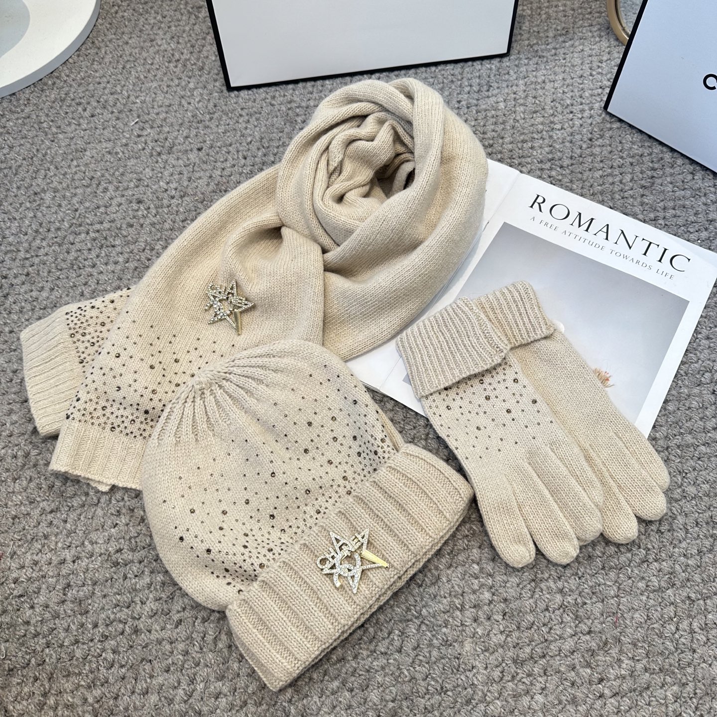 CHANEL香奈儿 三件套 手套 帽子 围巾 非常柔软亲肤，弹性很好💓有质感又非常百搭的款式~保暖的 均