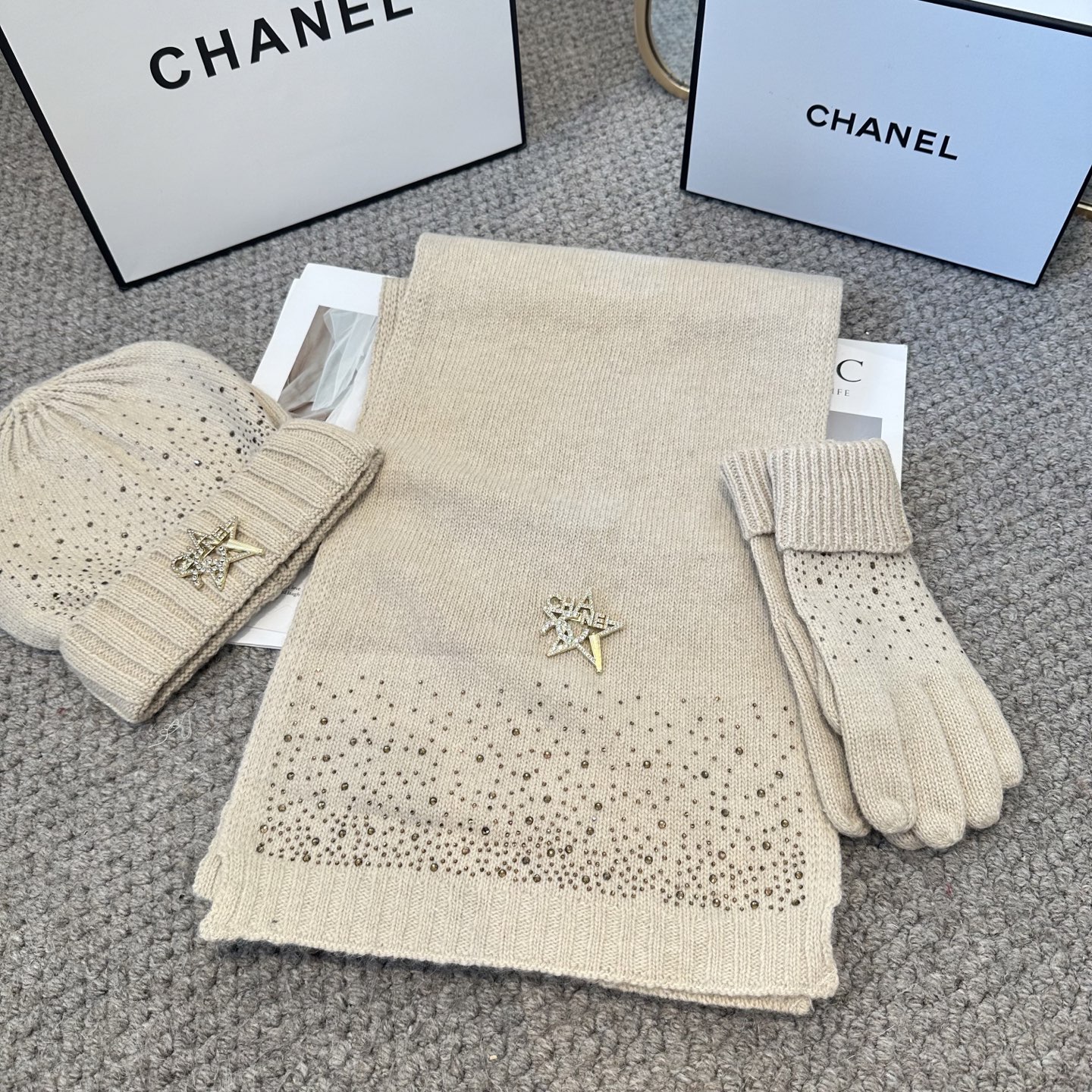 CHANEL香奈儿 三件套 手套 帽子 围巾 非常柔软亲肤，弹性很好💓有质感又非常百搭的款式~保暖的 均