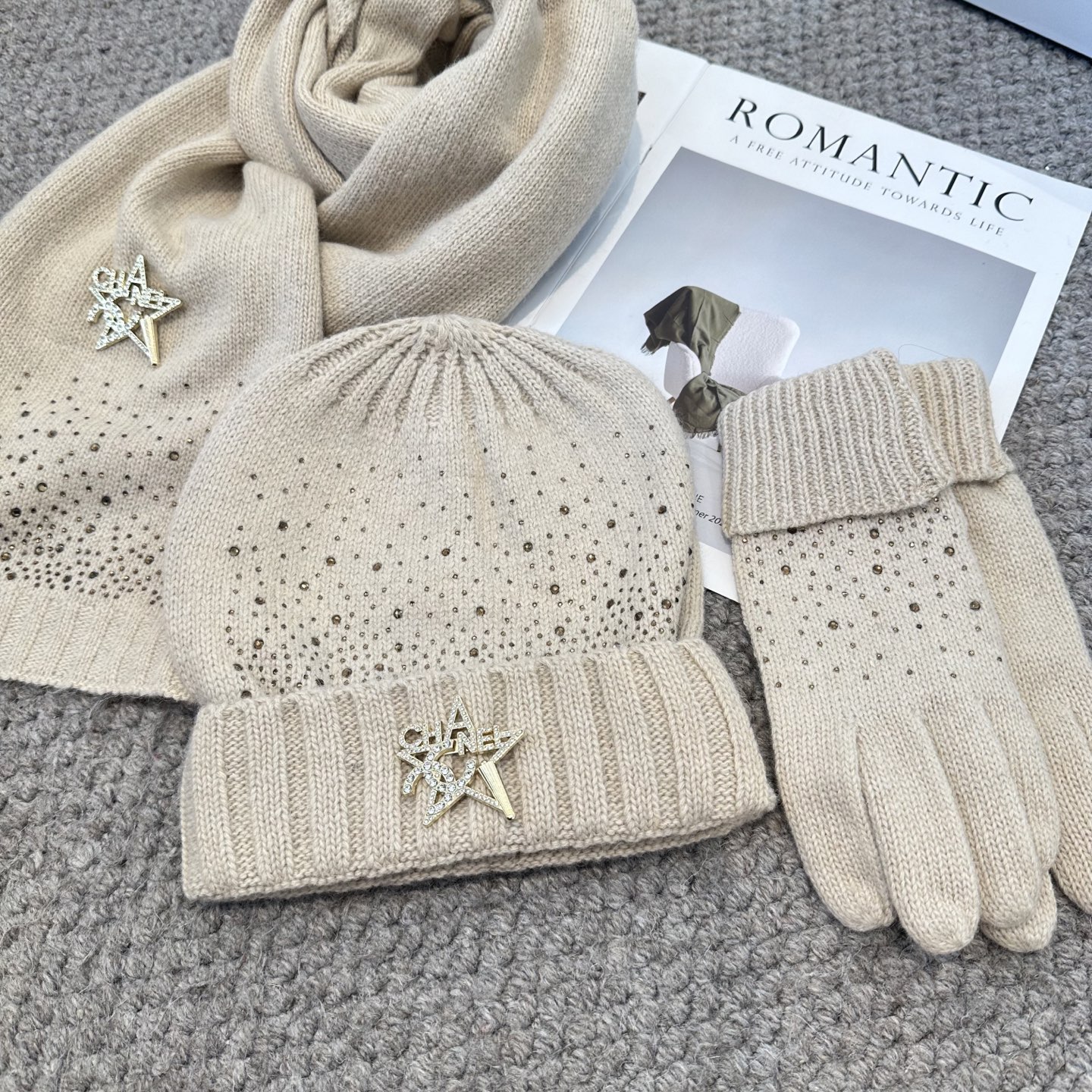 CHANEL香奈儿 三件套 手套 帽子 围巾 非常柔软亲肤，弹性很好💓有质感又非常百搭的款式~保暖的 均