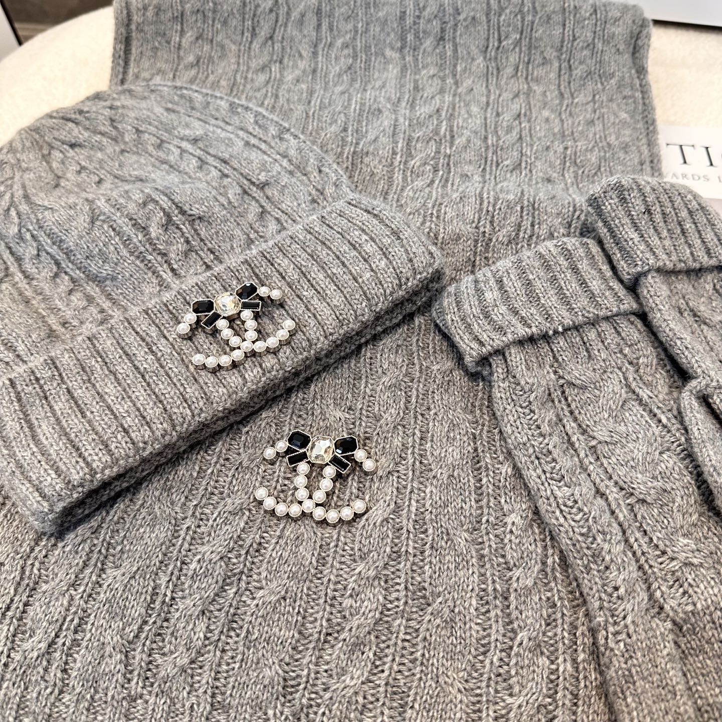 CHANEL香奈儿 三件套 手套 帽子 围巾 非常柔软亲肤，弹性很好💓有质感又非常百搭的款式~保暖的 均