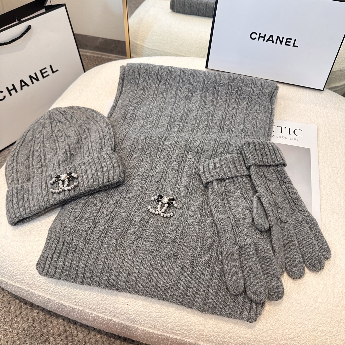 CHANEL香奈儿 三件套 手套 帽子 围巾 非常柔软亲肤，弹性很好💓有质感又非常百搭的款式~保暖的 均