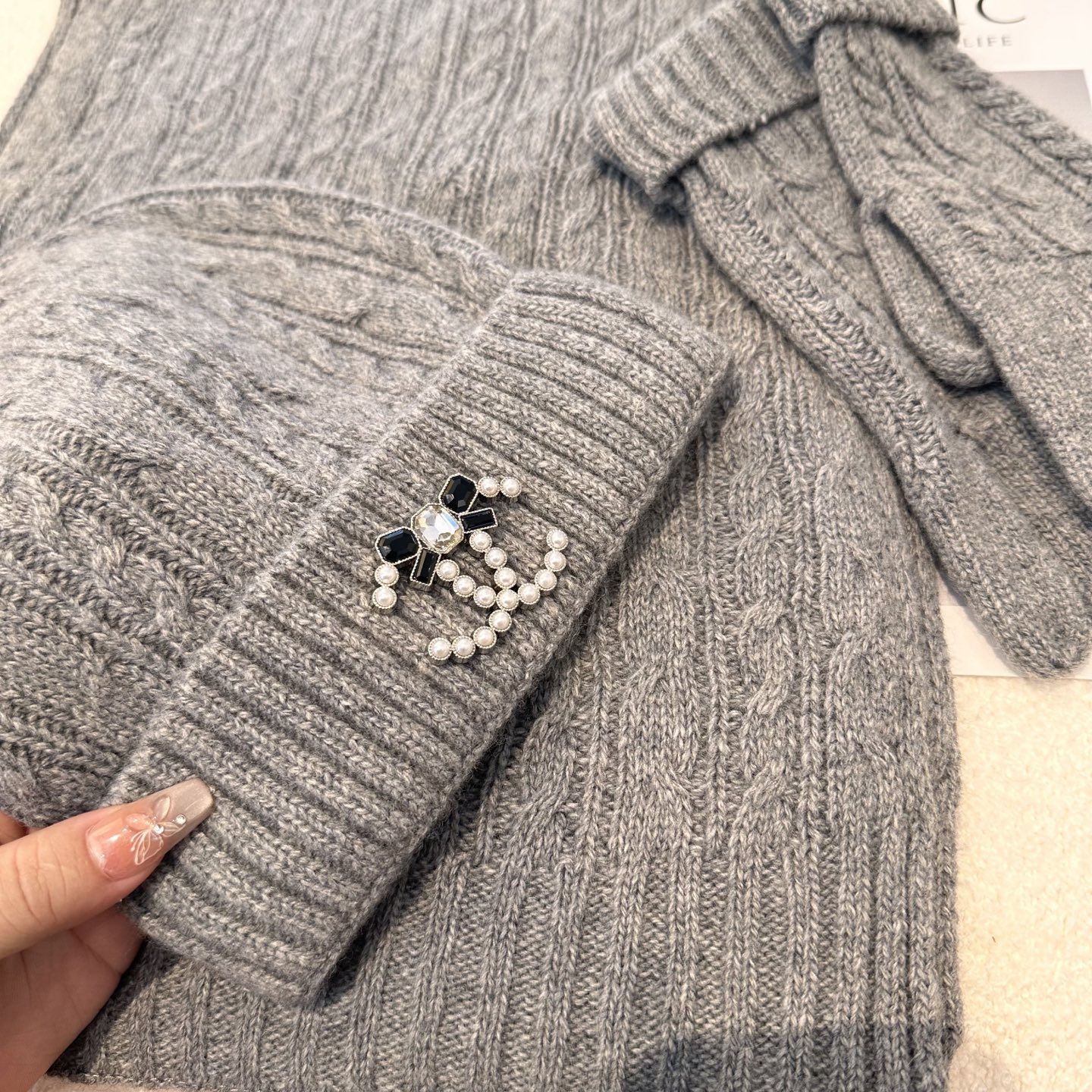 CHANEL香奈儿 三件套 手套 帽子 围巾 非常柔软亲肤，弹性很好💓有质感又非常百搭的款式~保暖的 均