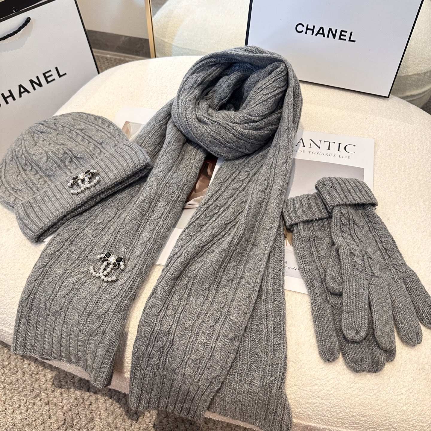 CHANEL香奈儿 三件套 手套 帽子 围巾 非常柔软亲肤，弹性很好💓有质感又非常百搭的款式~保暖的 均